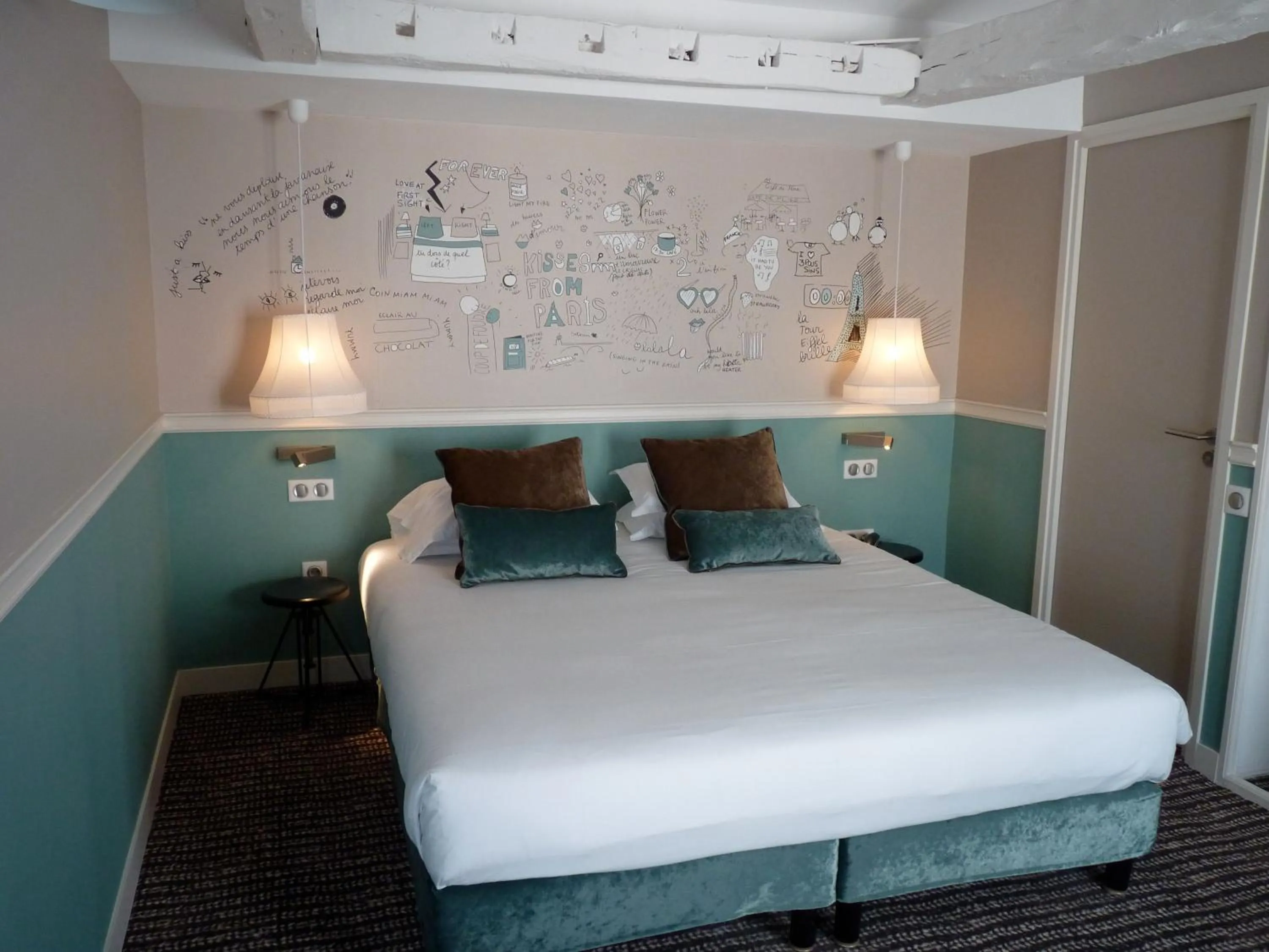 Bed in Hôtel des 3 Poussins