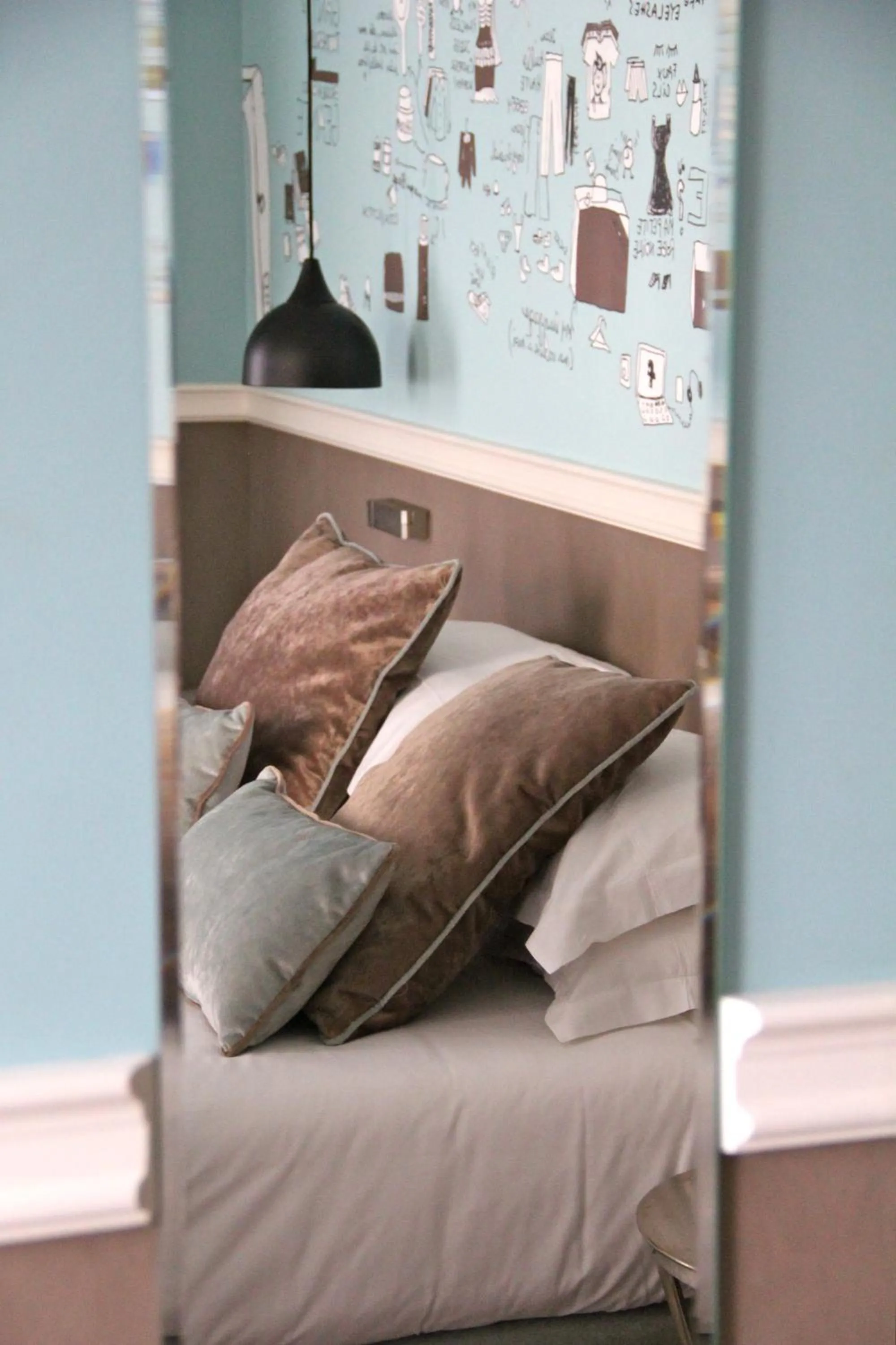 Bed in Hôtel des 3 Poussins