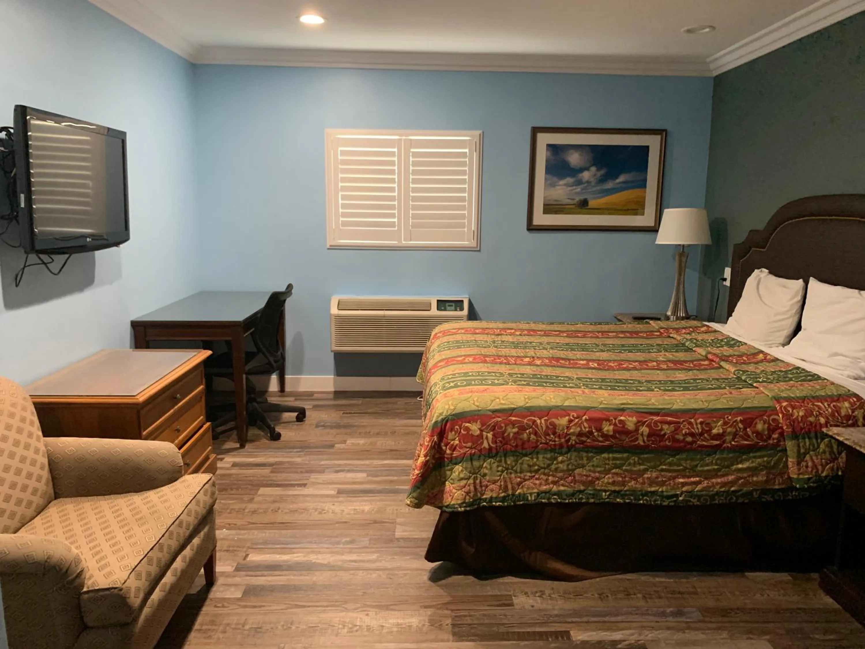 Bedroom, Bed in Redondo Beach Motel - LAX