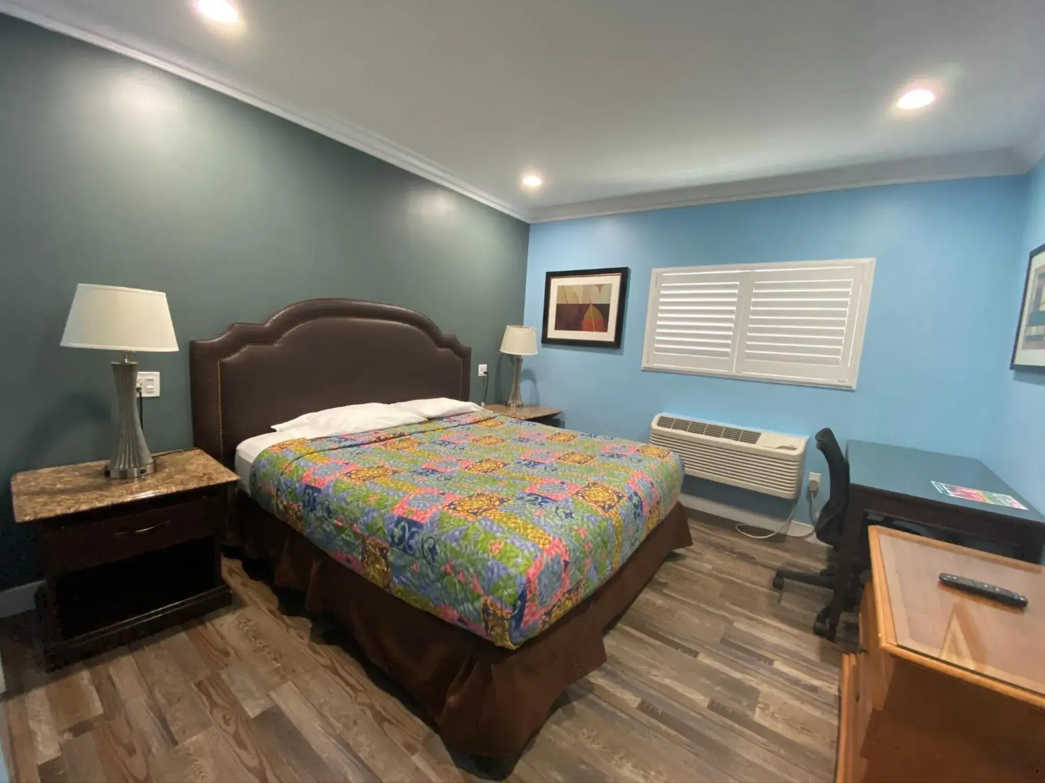 Superior King Room in Redondo Beach Motel - LAX Superior King Room in Redondo Beach Motel - LAX