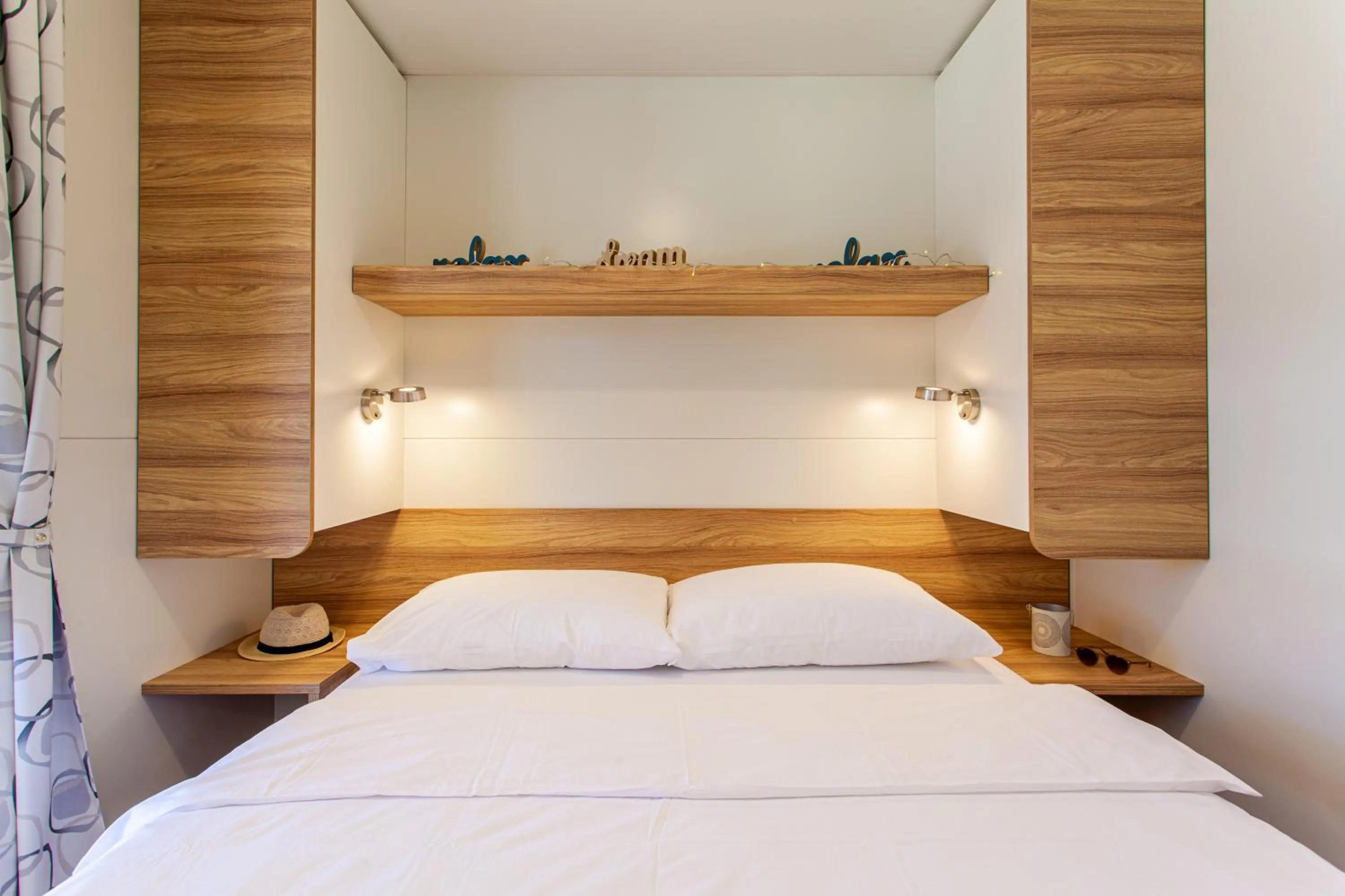 Bedroom, Bed in Mobile Homes Lopari