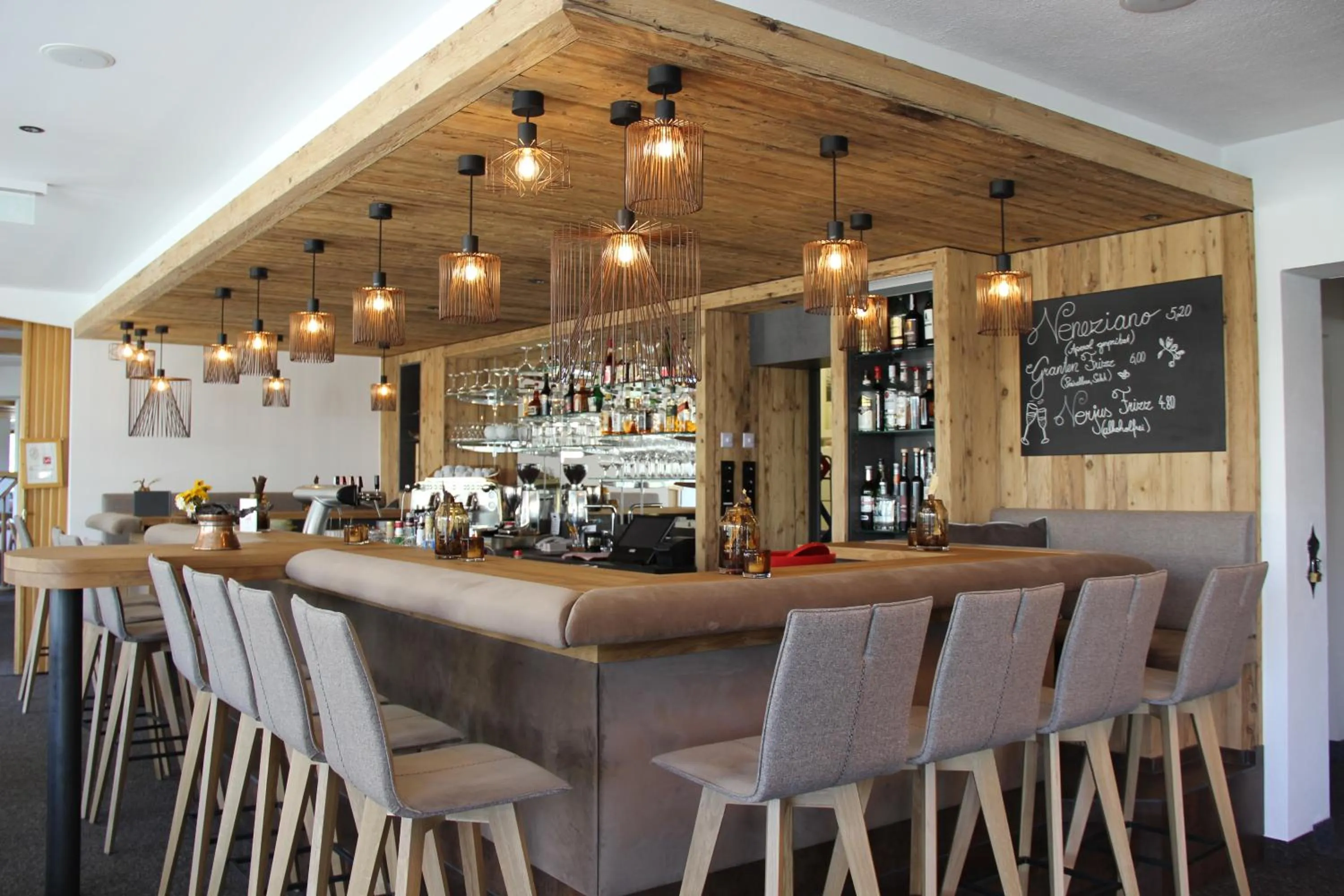 Lounge or bar in Alpenhotel Laurin