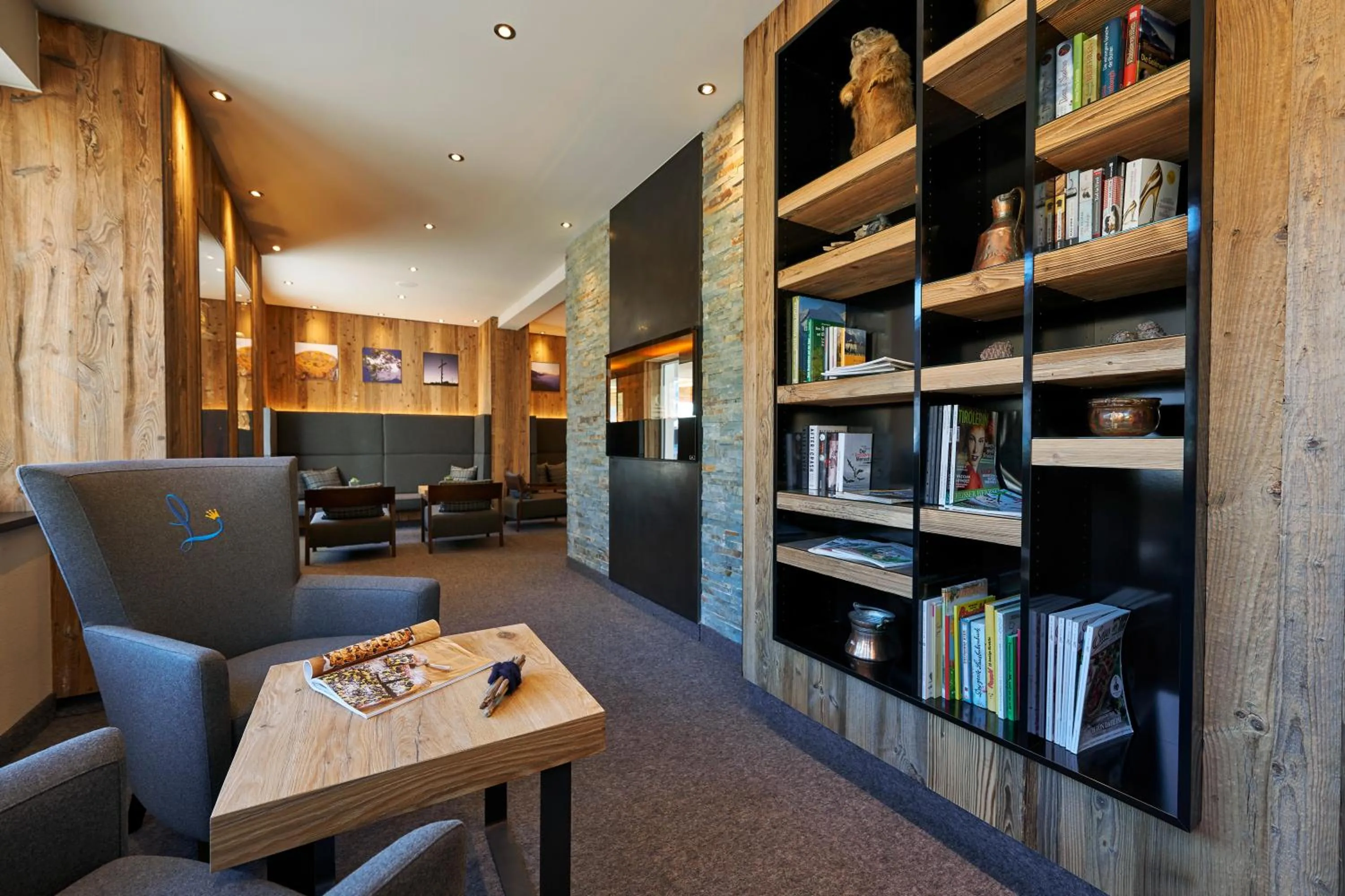 Library in Alpenhotel Laurin