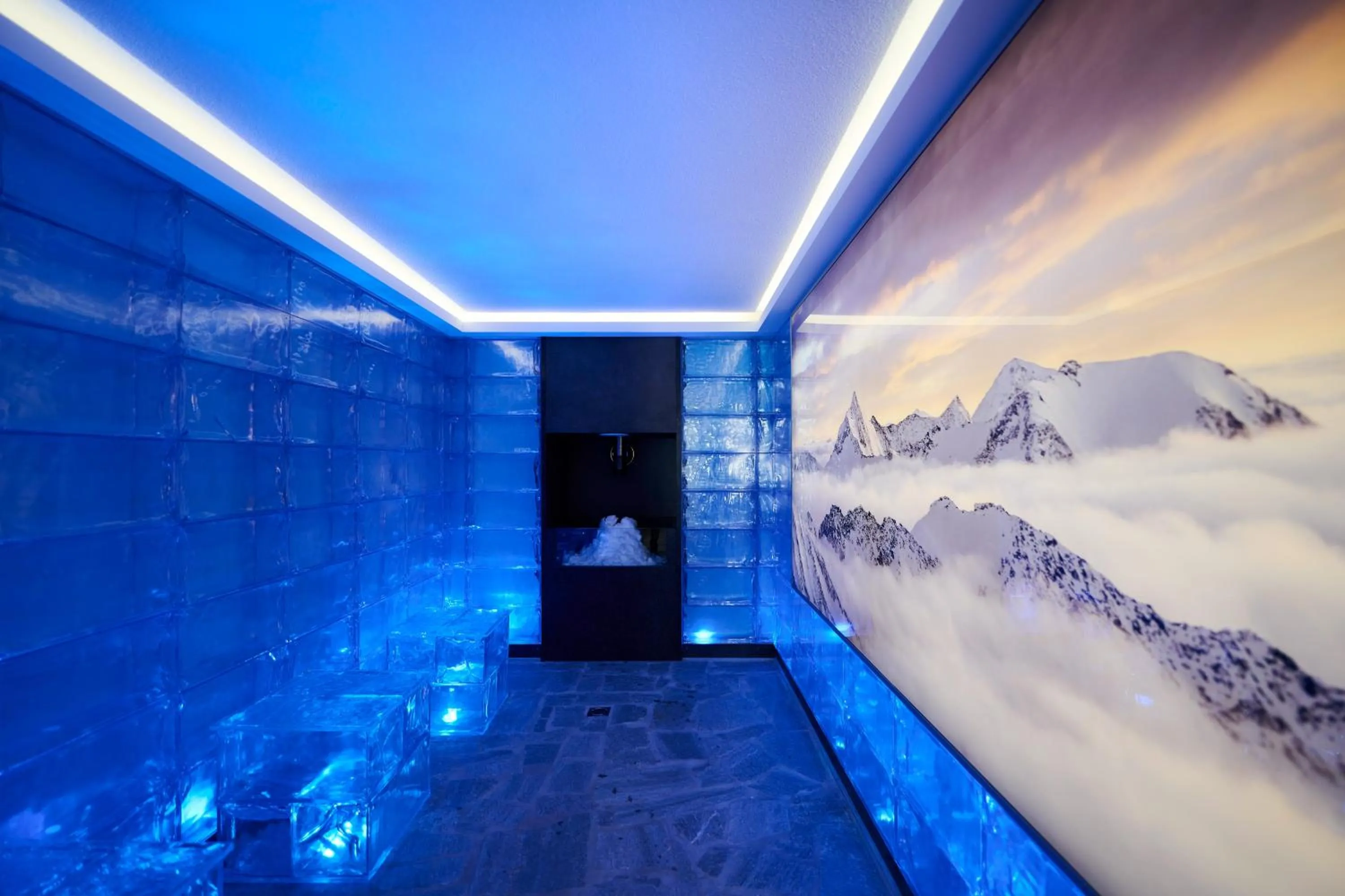 Swimming pool in Alpenhotel Laurin