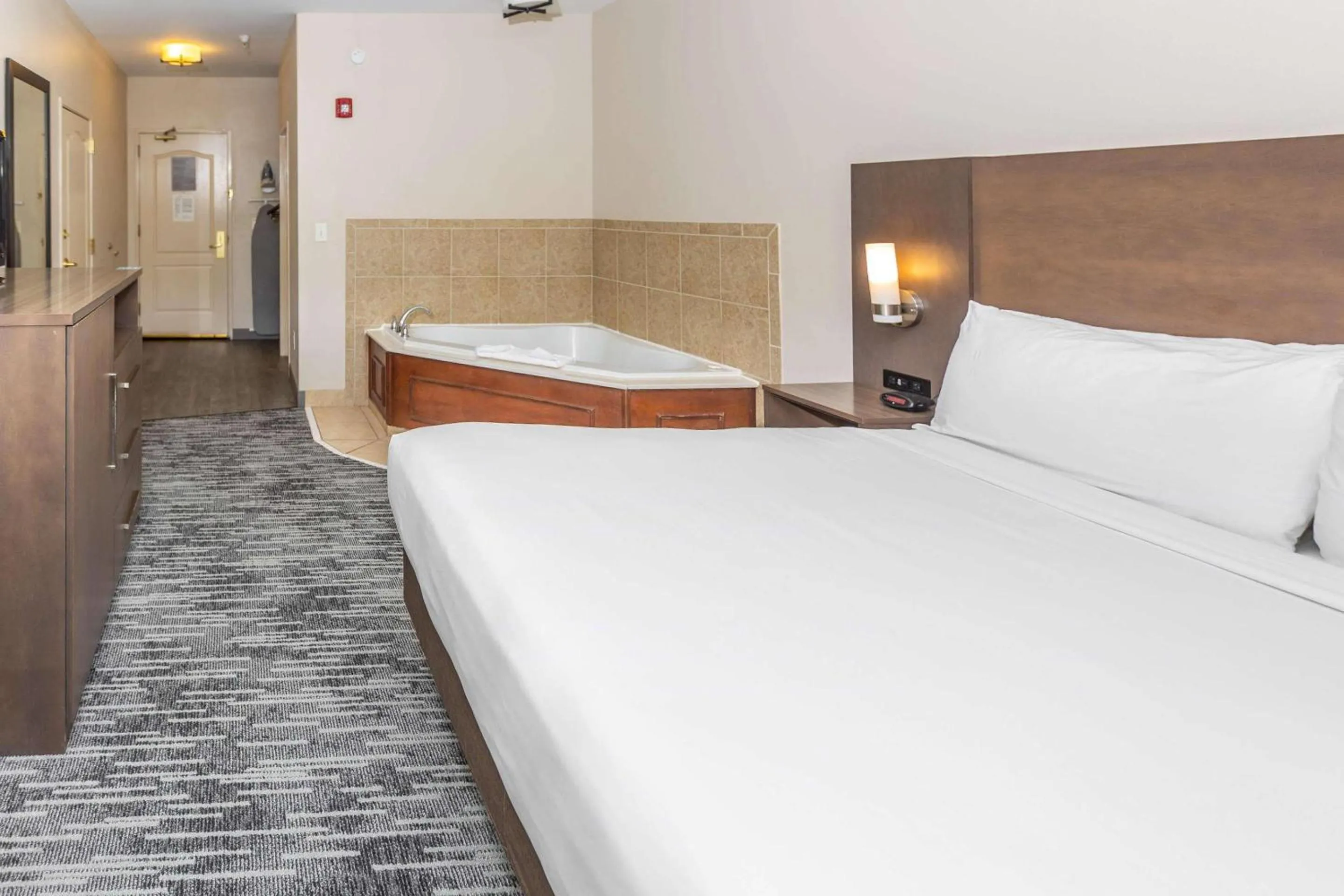 Bedroom, Bed in Country Inn & Suites by Radisson, Smyrna - Atlanta Northwest