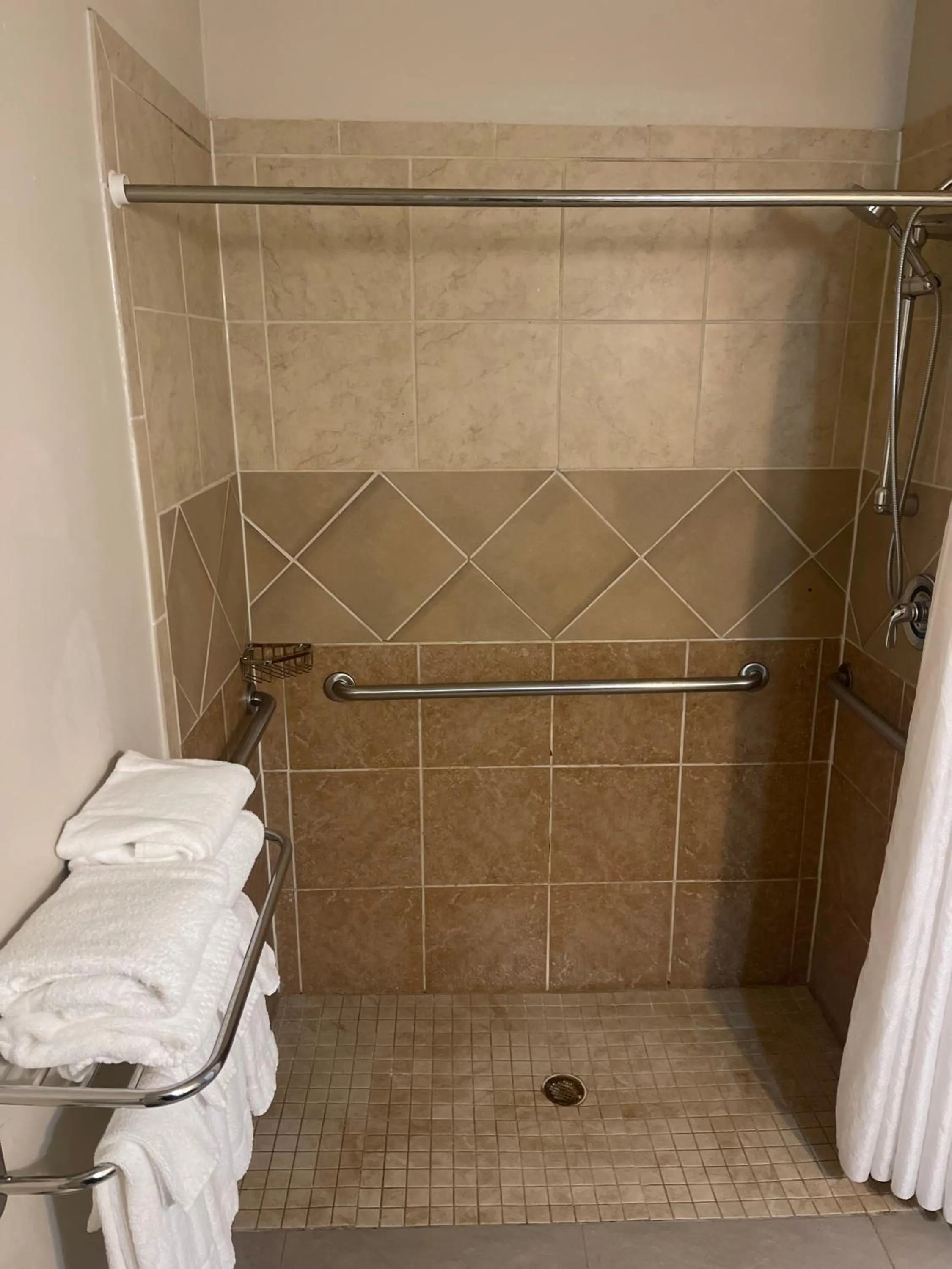 Shower in Country Inn & Suites by Radisson, Smyrna - Atlanta Northwest