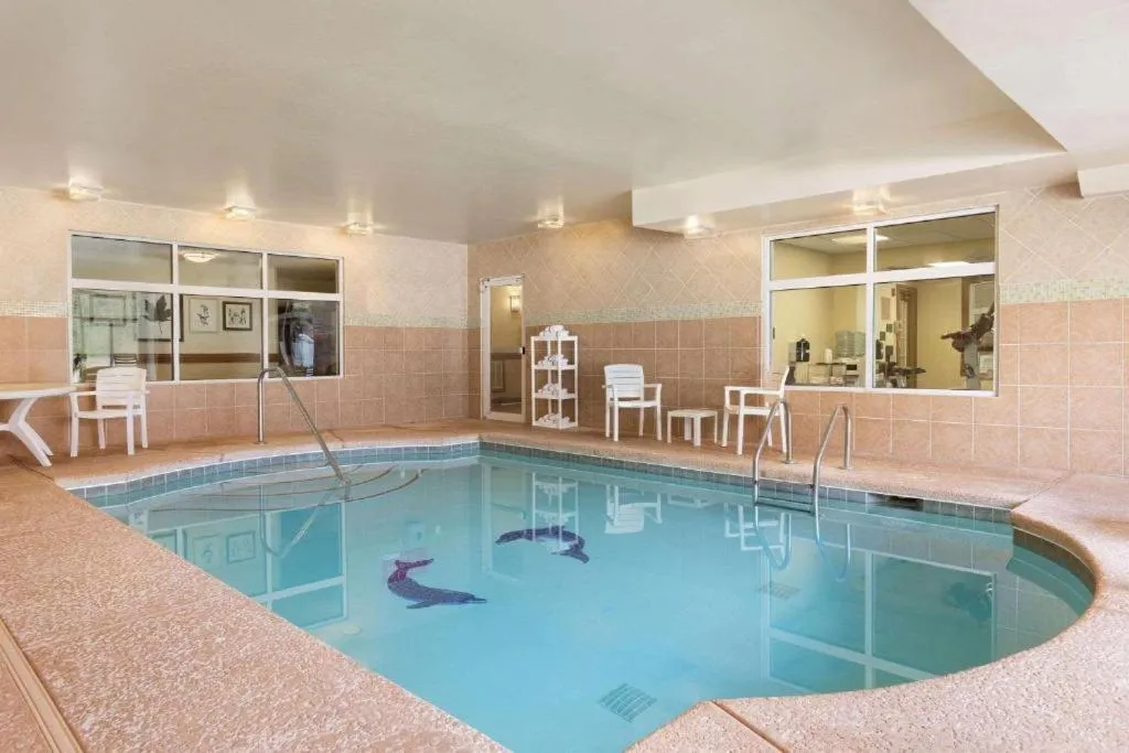 Swimming pool in Country Inn & Suites by Radisson, Smyrna - Atlanta Northwest