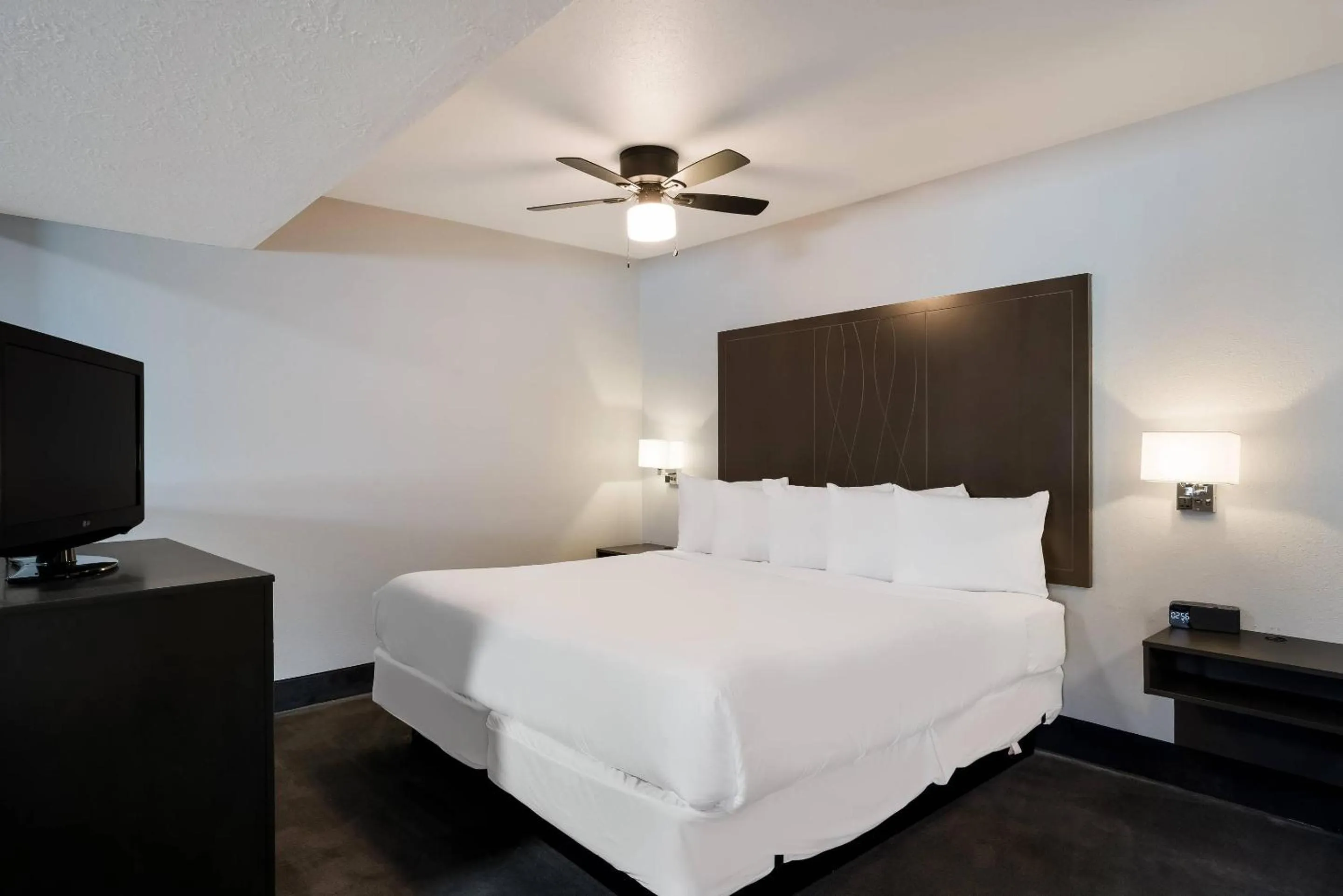 Bedroom, Bed in Richland Riverfront Hotel, an Ascend Collection Hotel