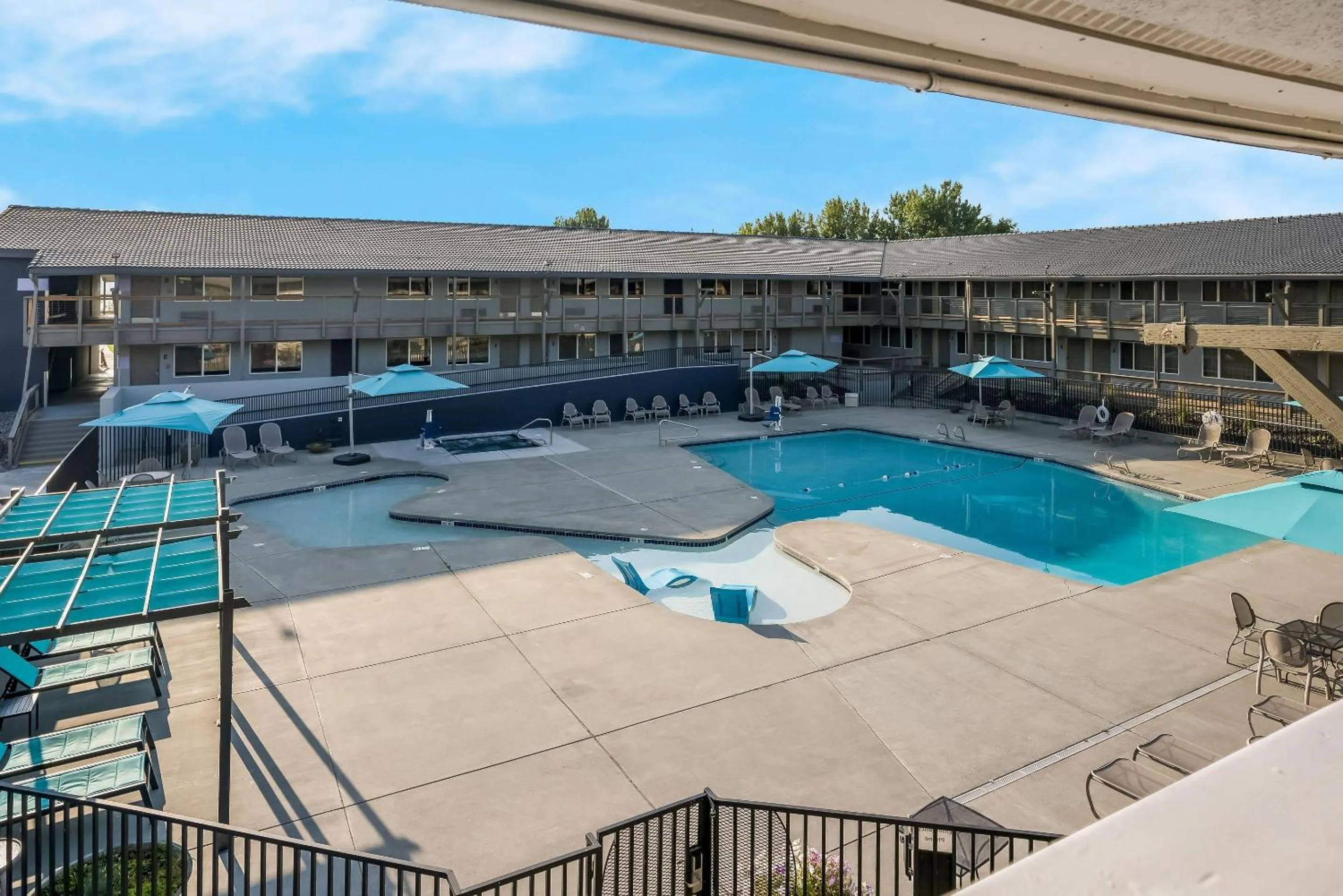 Swimming pool in Richland Riverfront Hotel, an Ascend Collection Hotel