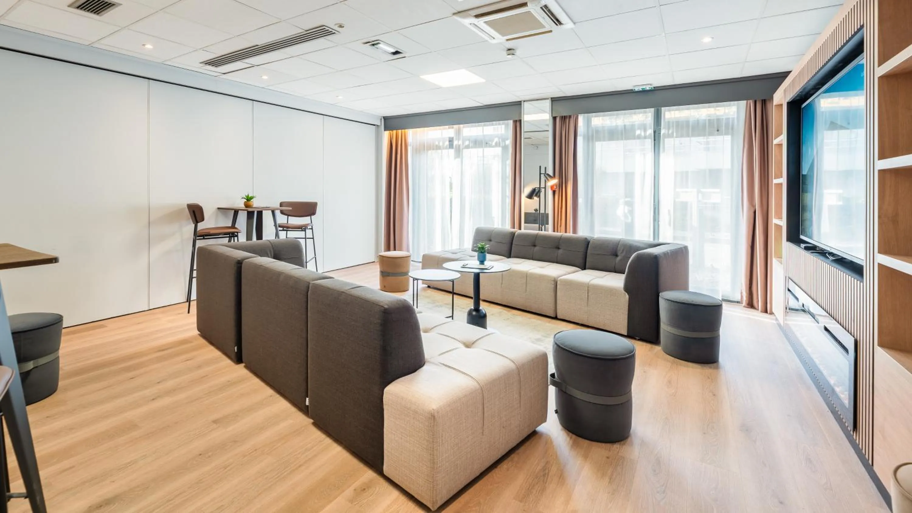 Communal lounge/ TV room in Campanile PRIME - Lyon Ouest Tassin