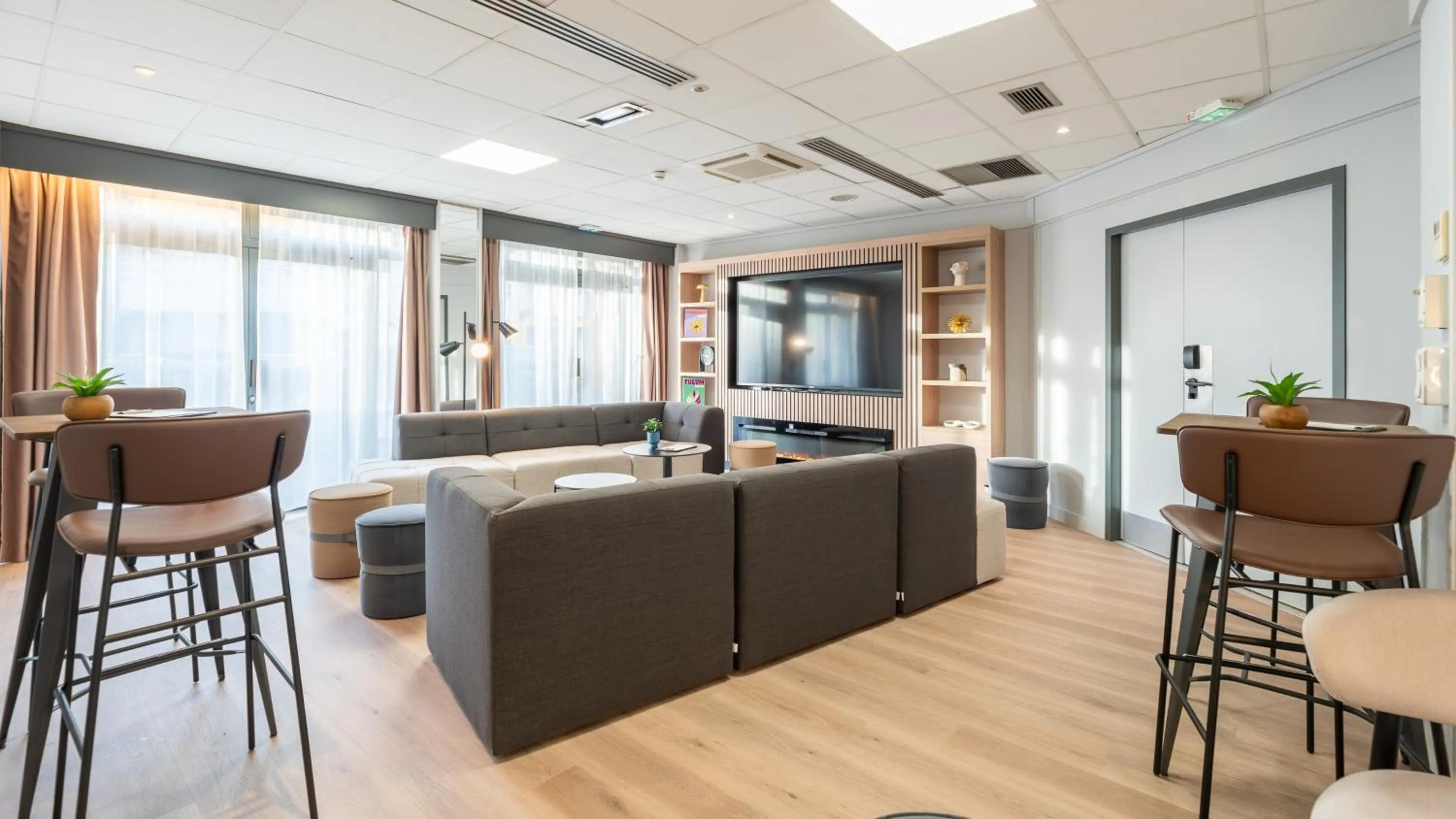 Communal lounge/ TV room in Campanile PRIME - Lyon Ouest Tassin