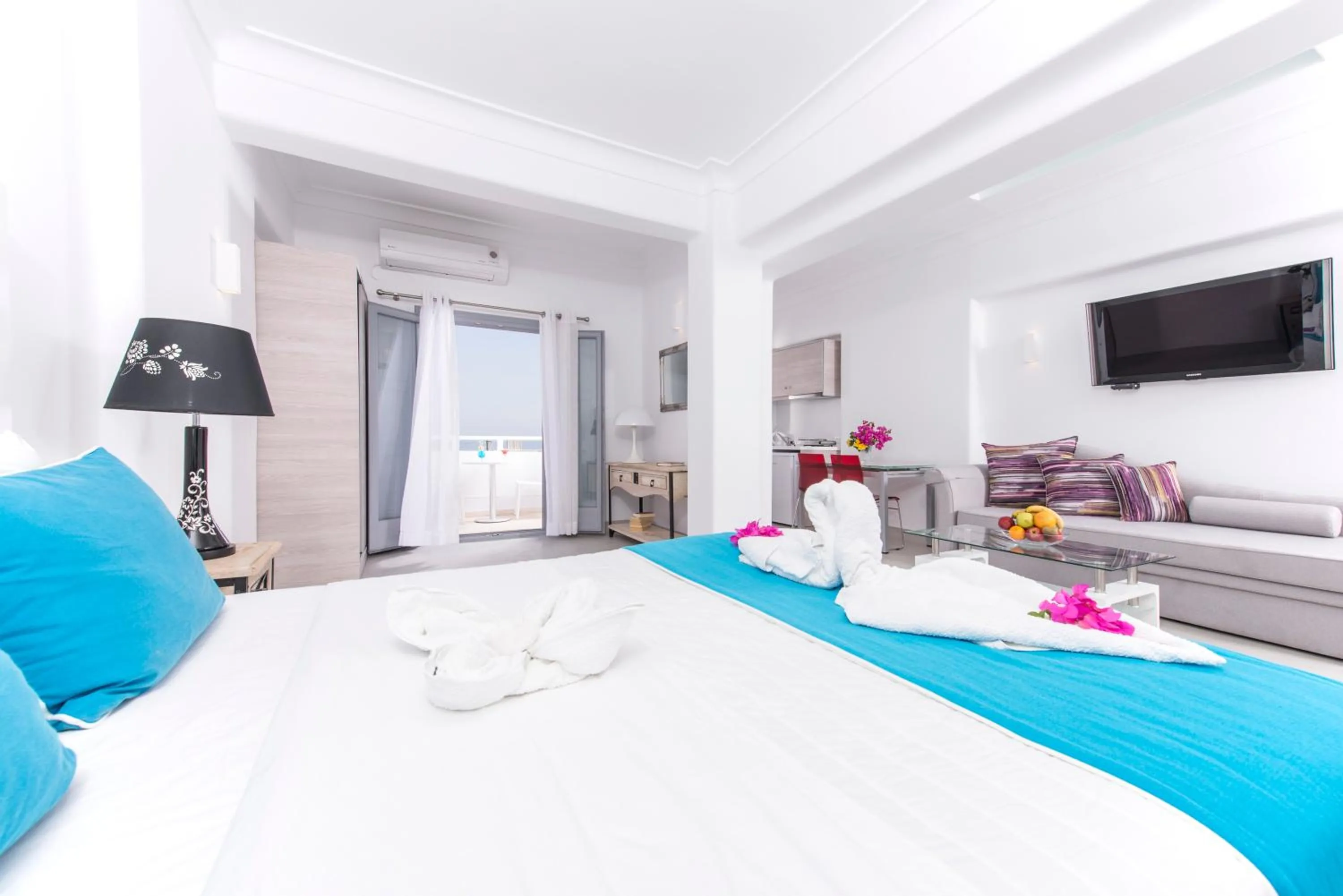 Coffee/tea facilities, Bed in Blue Waves Suites & Apartments