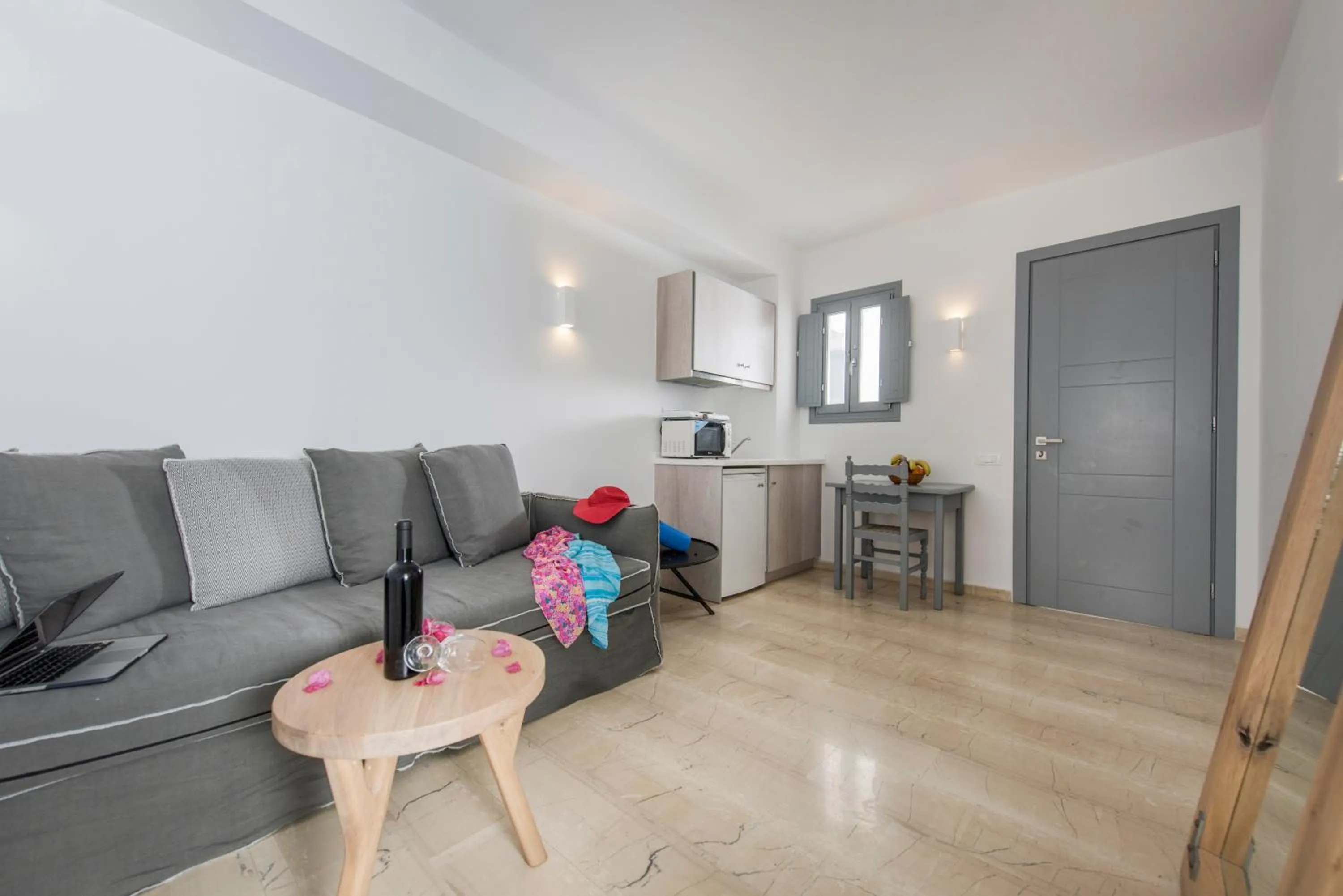 Seating area in Blue Waves Suites & Apartments