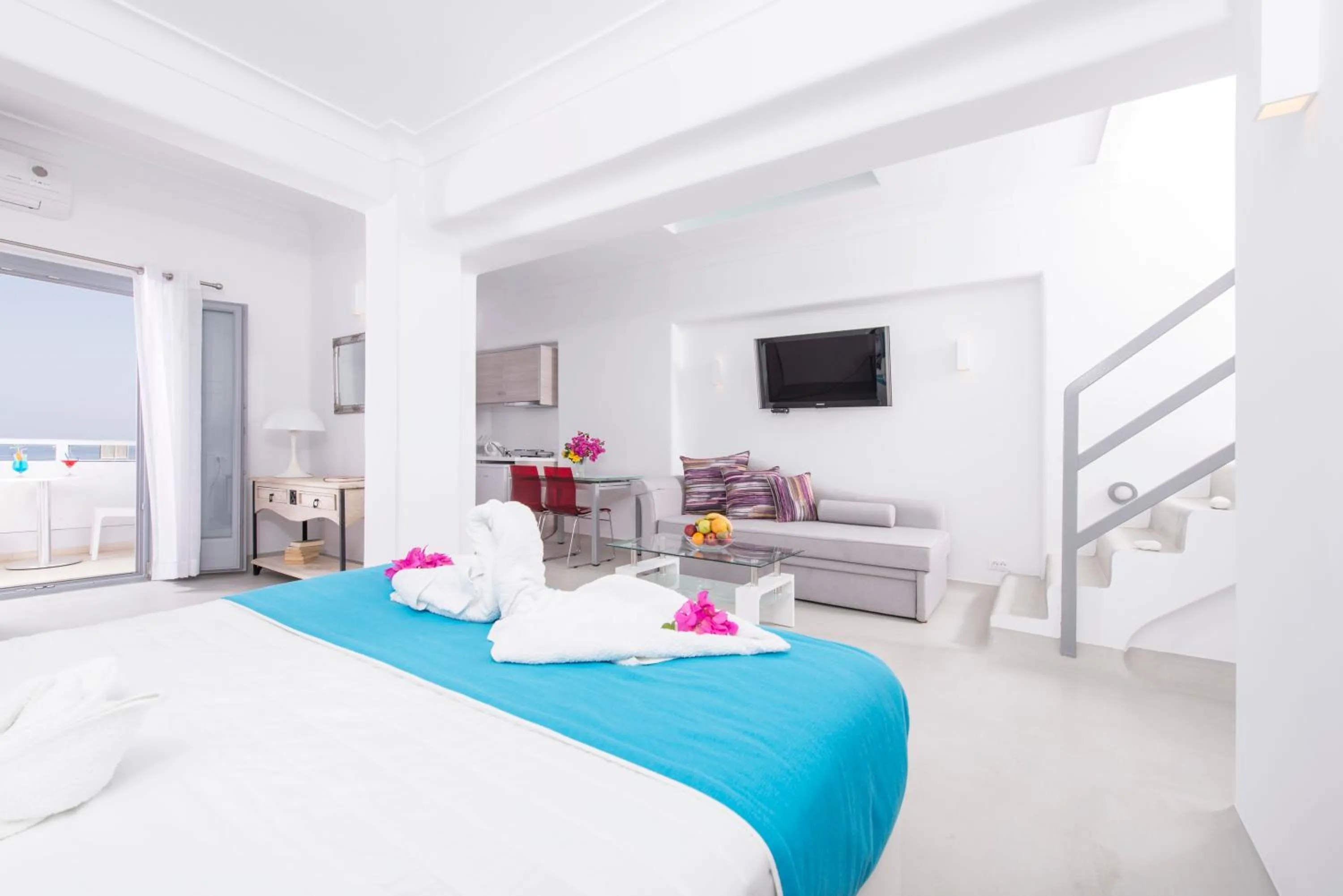 Coffee/tea facilities, Bed in Blue Waves Suites & Apartments