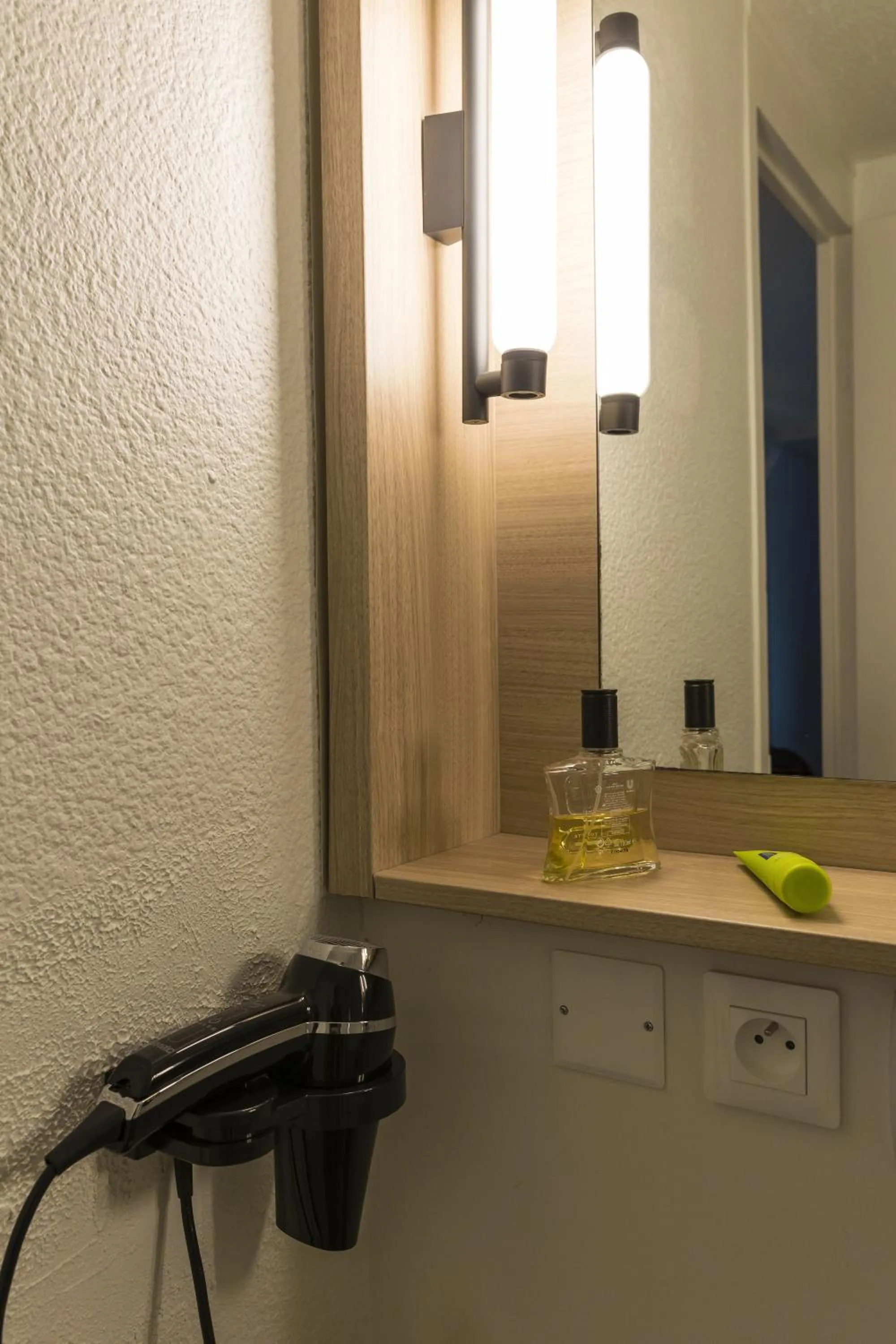 Bathroom in Campanile Le Mans Est