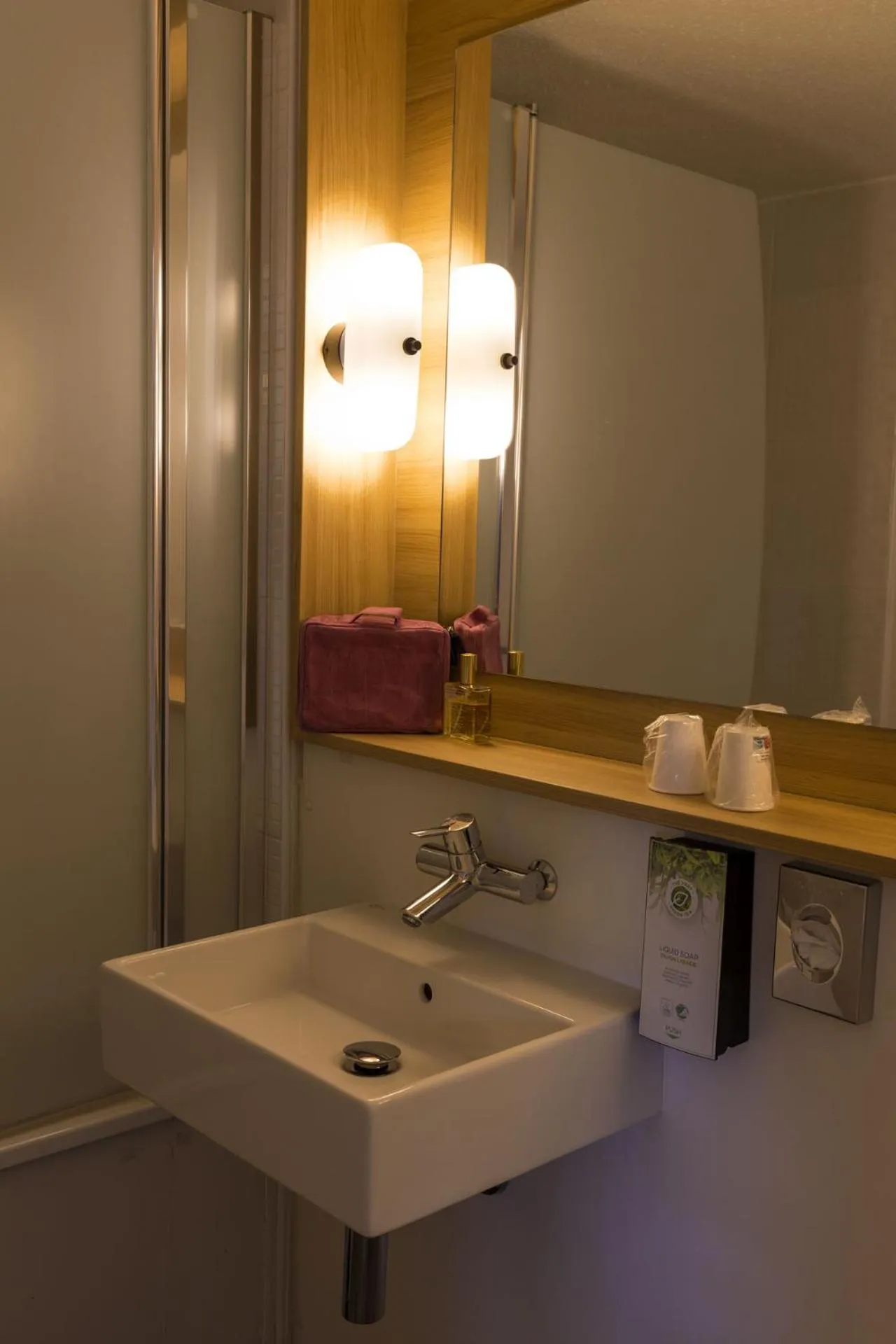 Bathroom in Campanile Le Mans Est