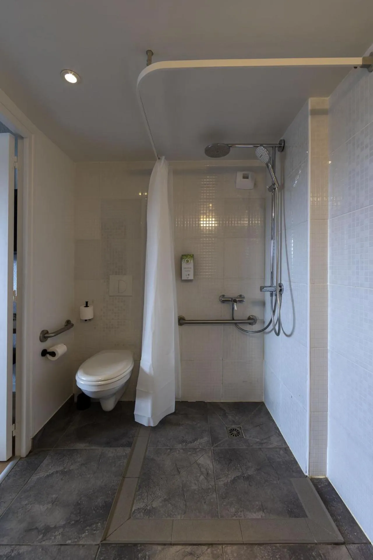 Facility for disabled guests in Campanile Le Mans Est