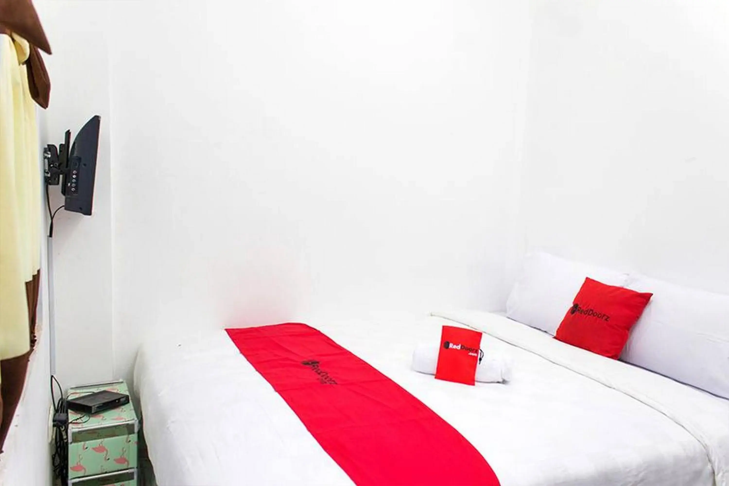 Double Room in RedDoorz @ Galuh Mas Double Room in RedDoorz @ Galuh Mas