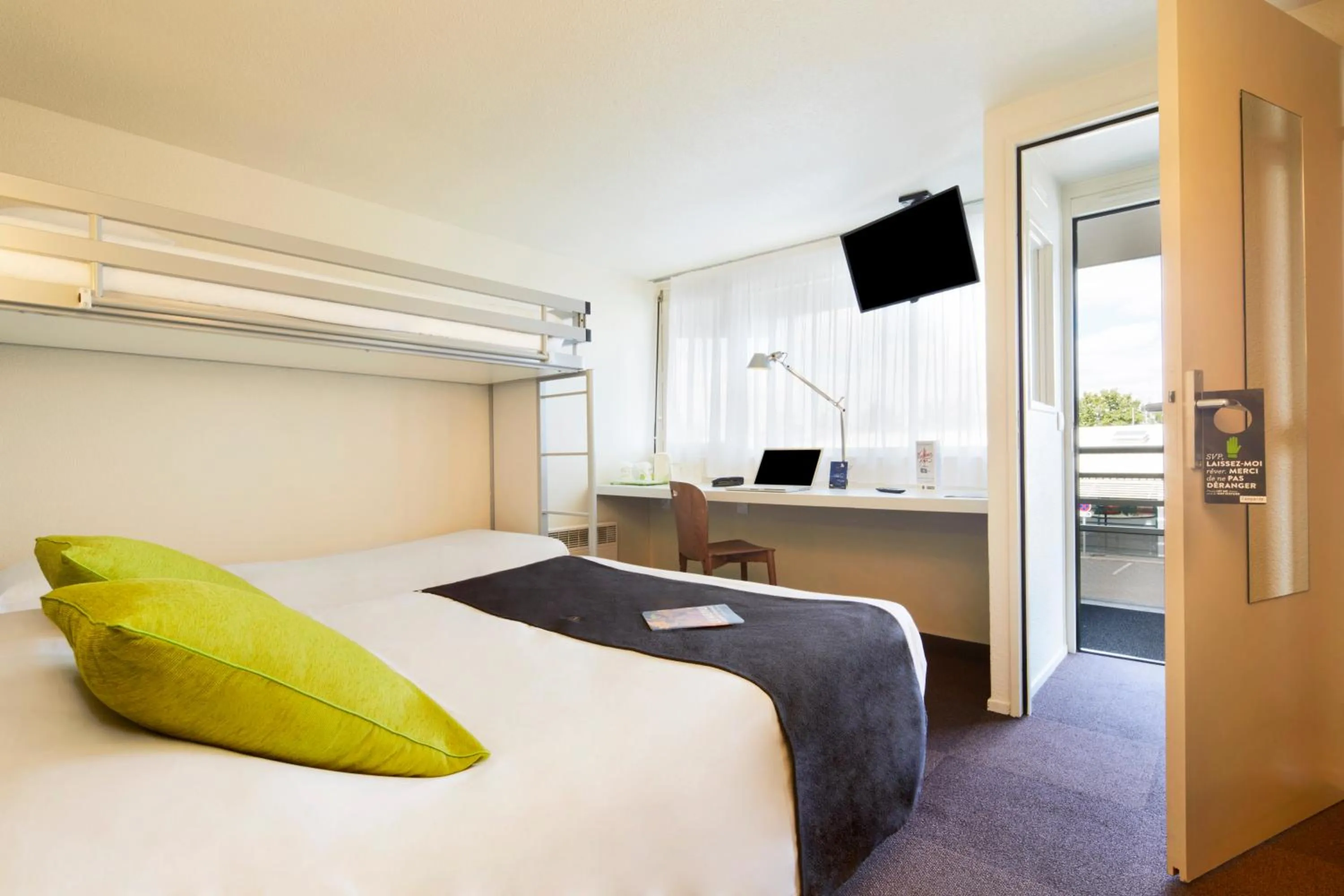 Bedroom, Bed in Campanile Poitiers - Site du Futuroscope