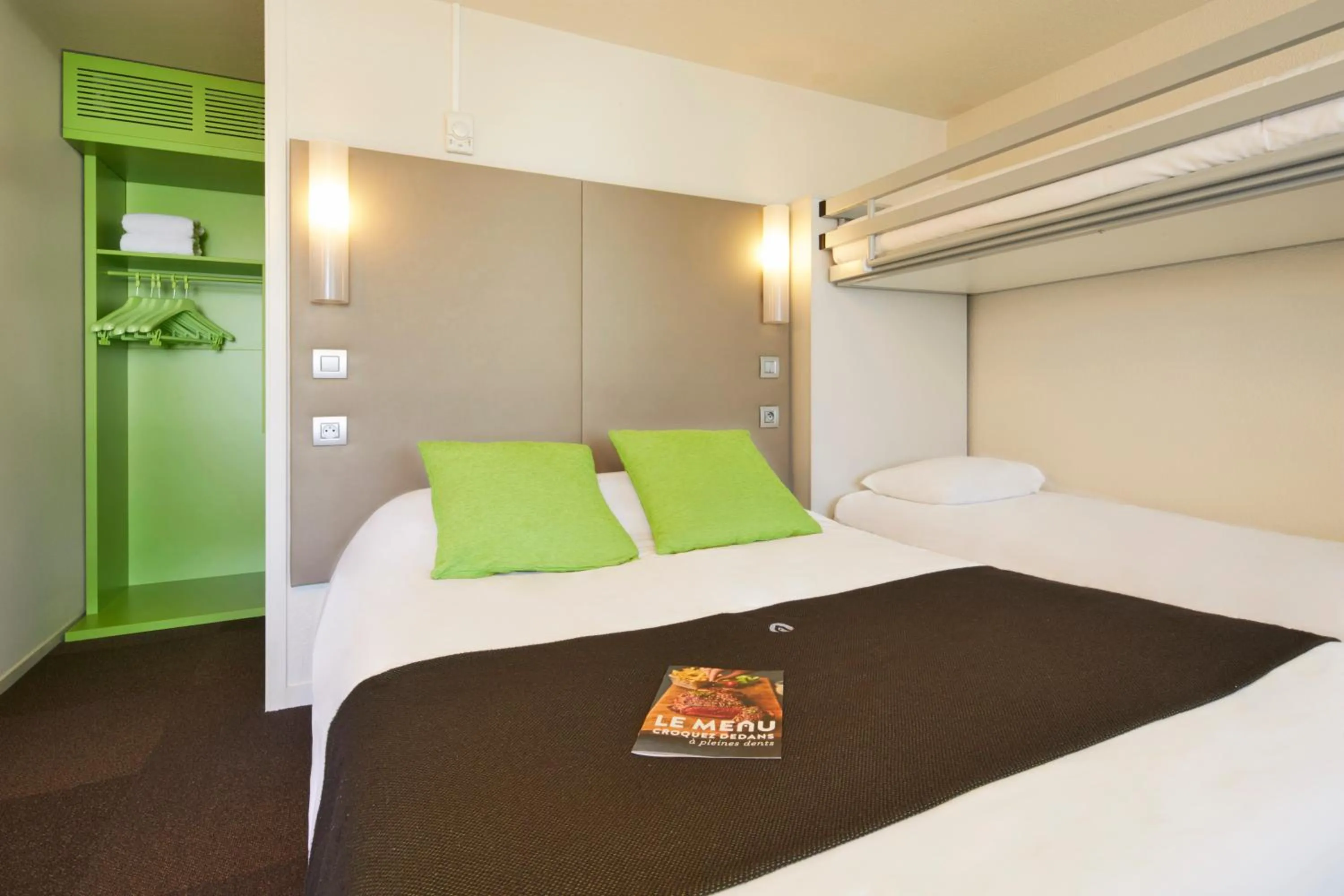 Bedroom, Bed in Campanile Poitiers - Site du Futuroscope