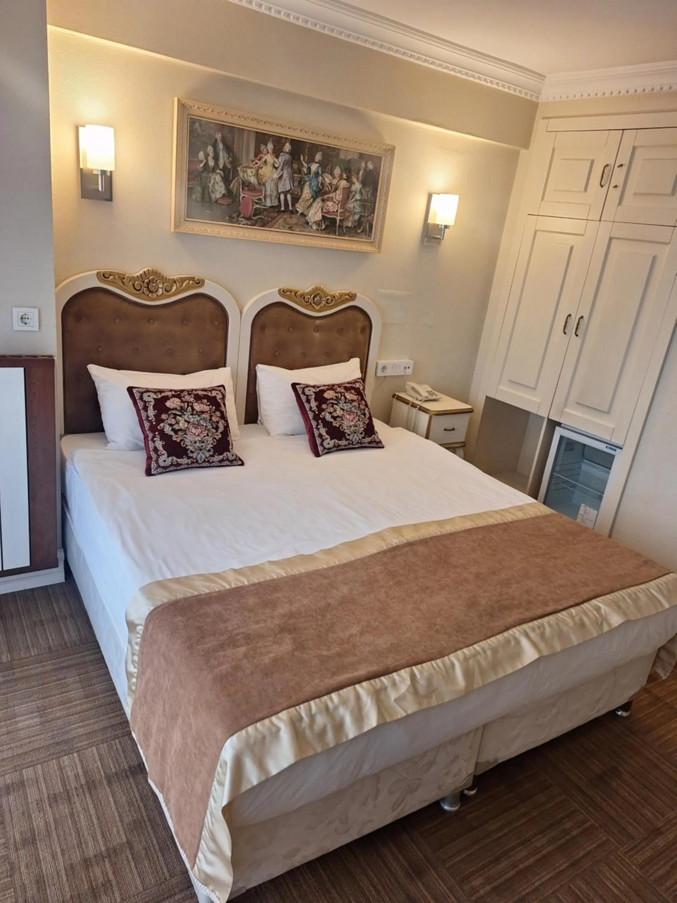 Photo of the whole room, Bed in Elysion Hotel