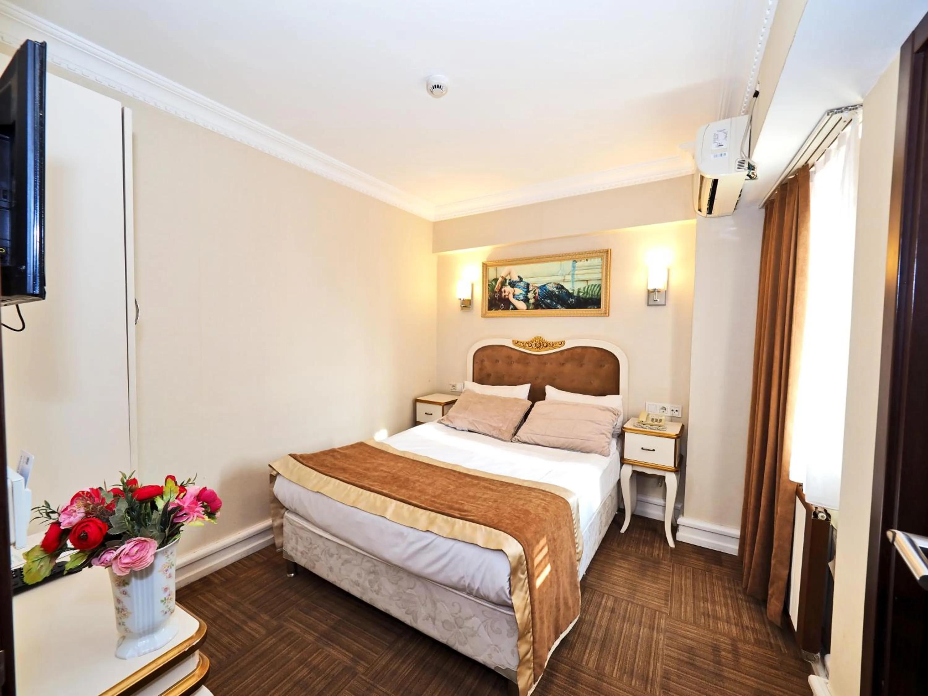 Bedroom, Bed in Elysion Hotel