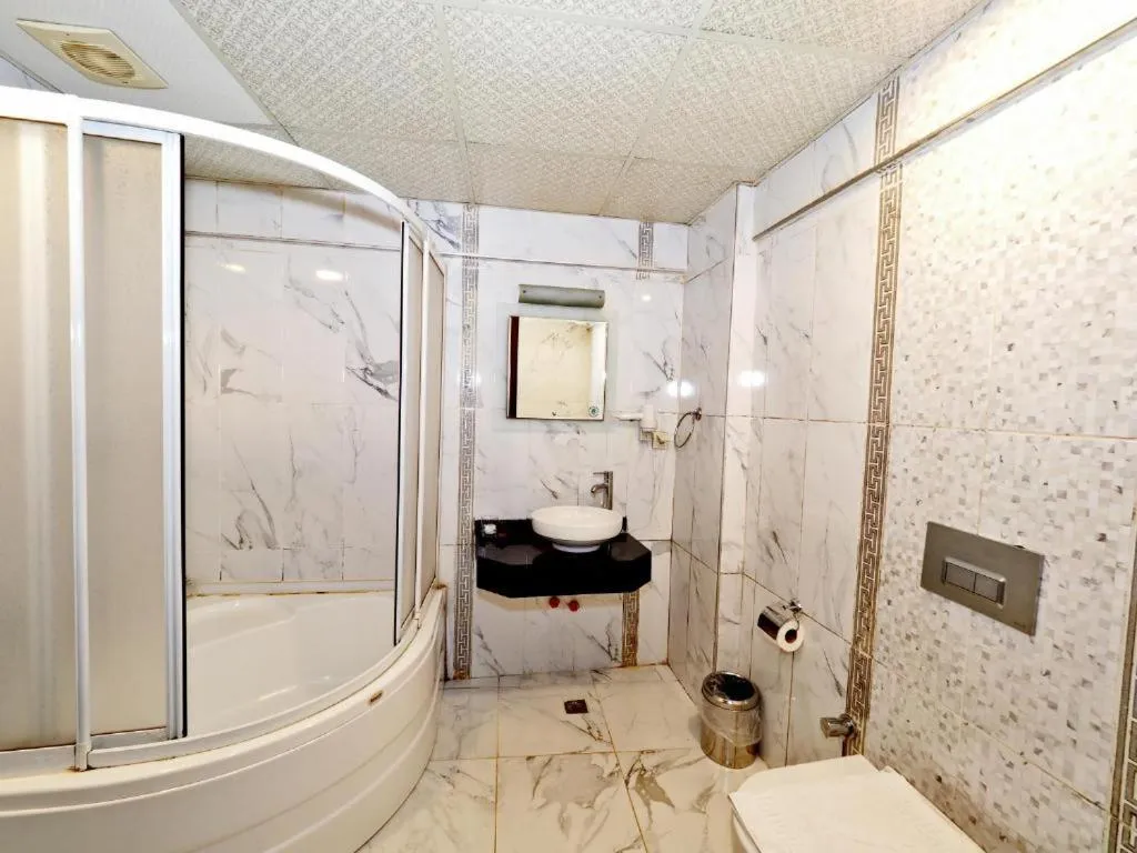 Toilet in Elysion Hotel