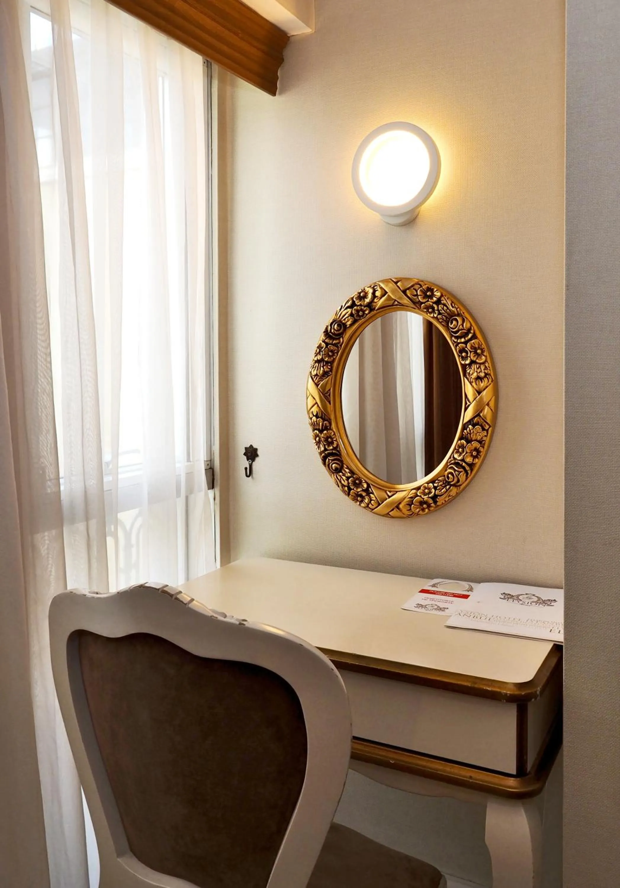 Photo of the whole room in Elysion Hotel