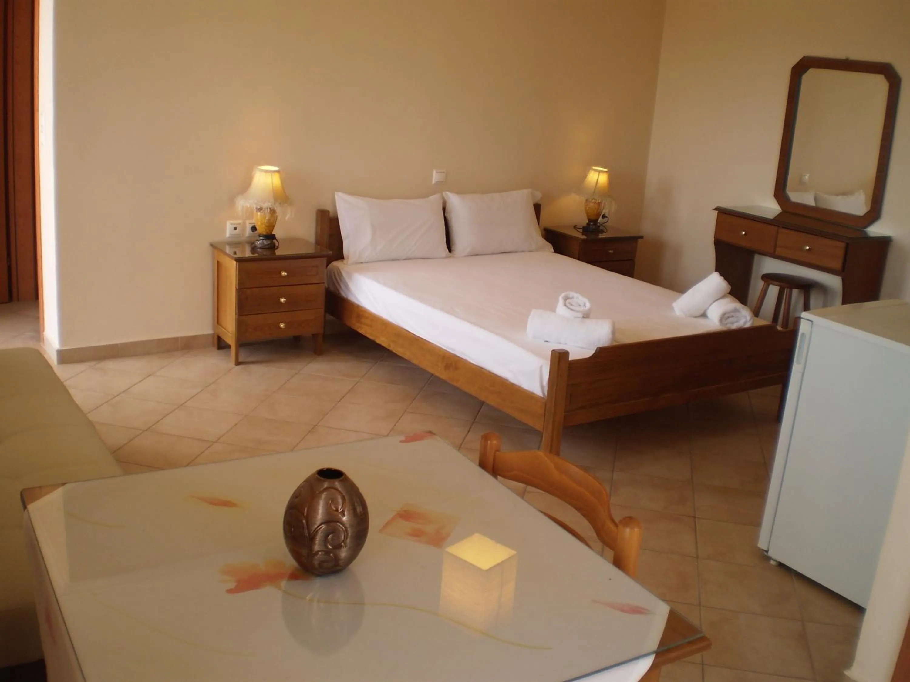 Shower, Bed in Katsenos studios