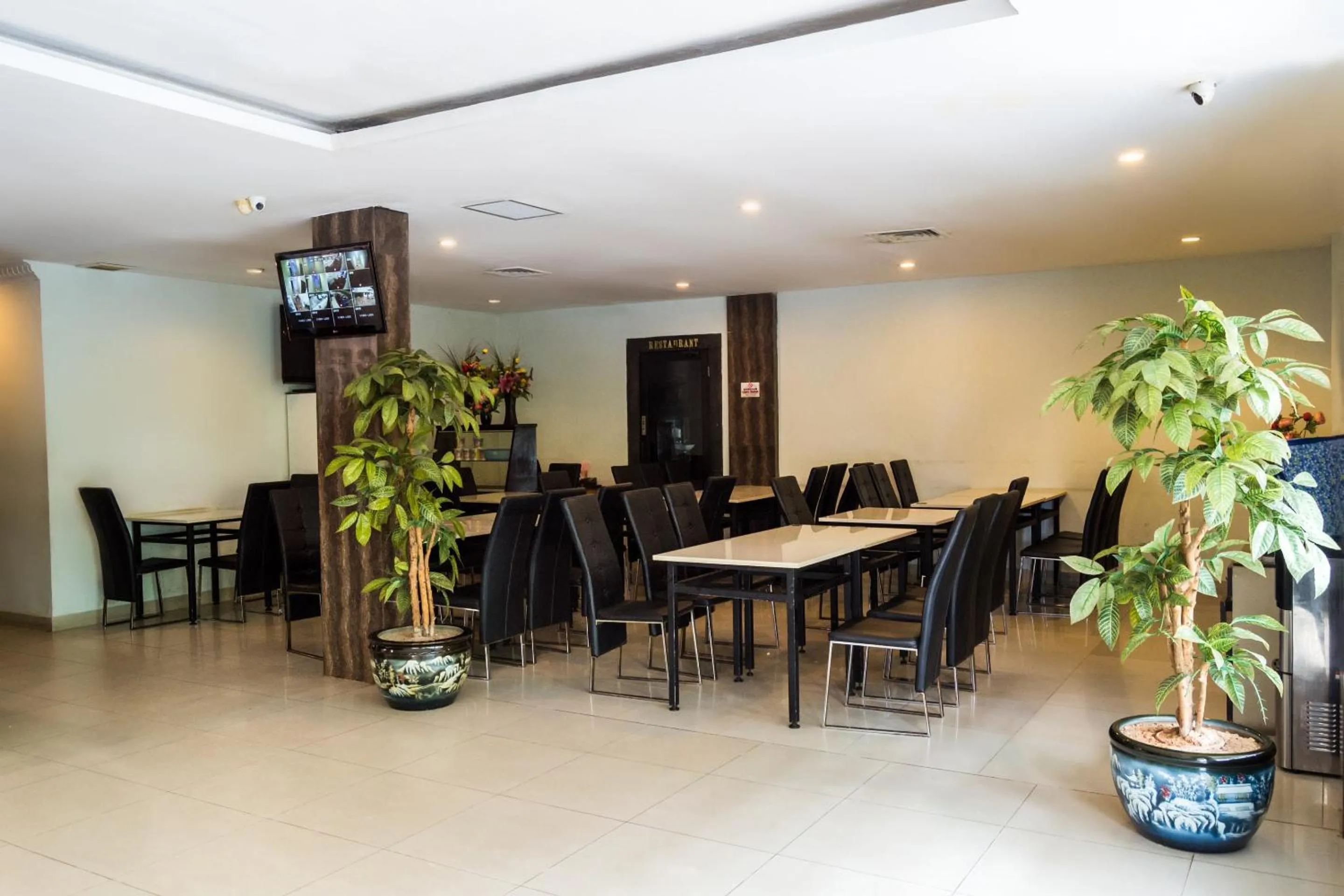 Restaurant/places to eat in Capital O 664 Romance Hotel