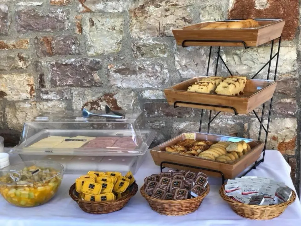 Buffet breakfast in Petradi