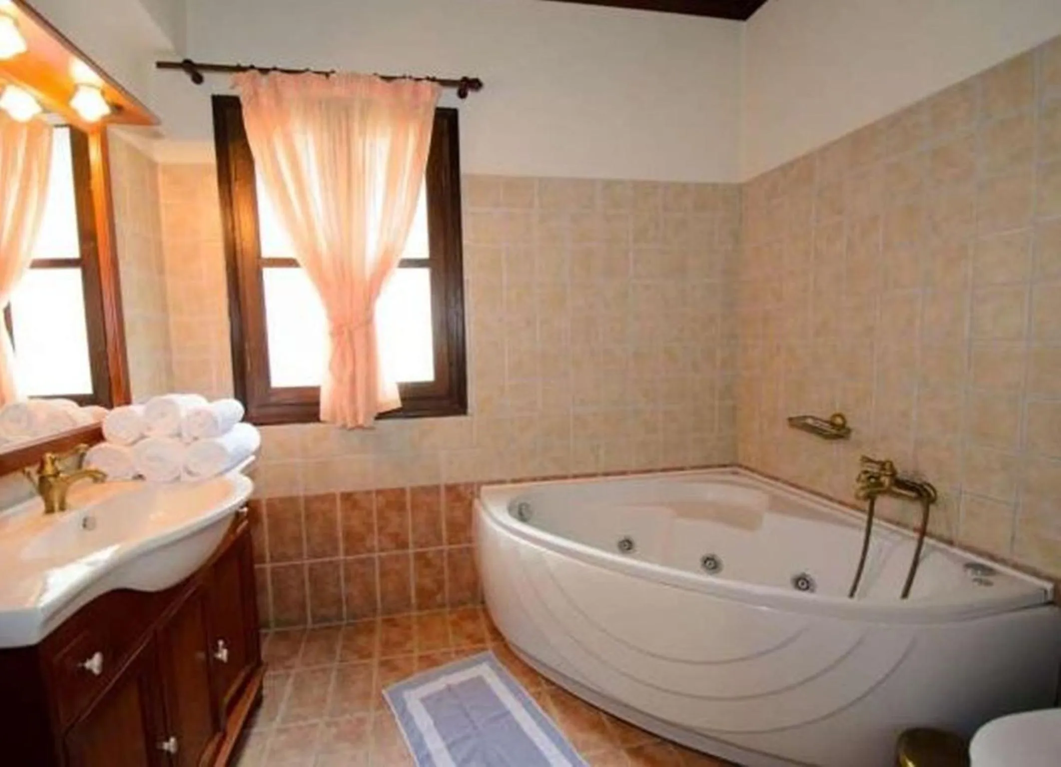 Hot Tub in Hotel Atrapos