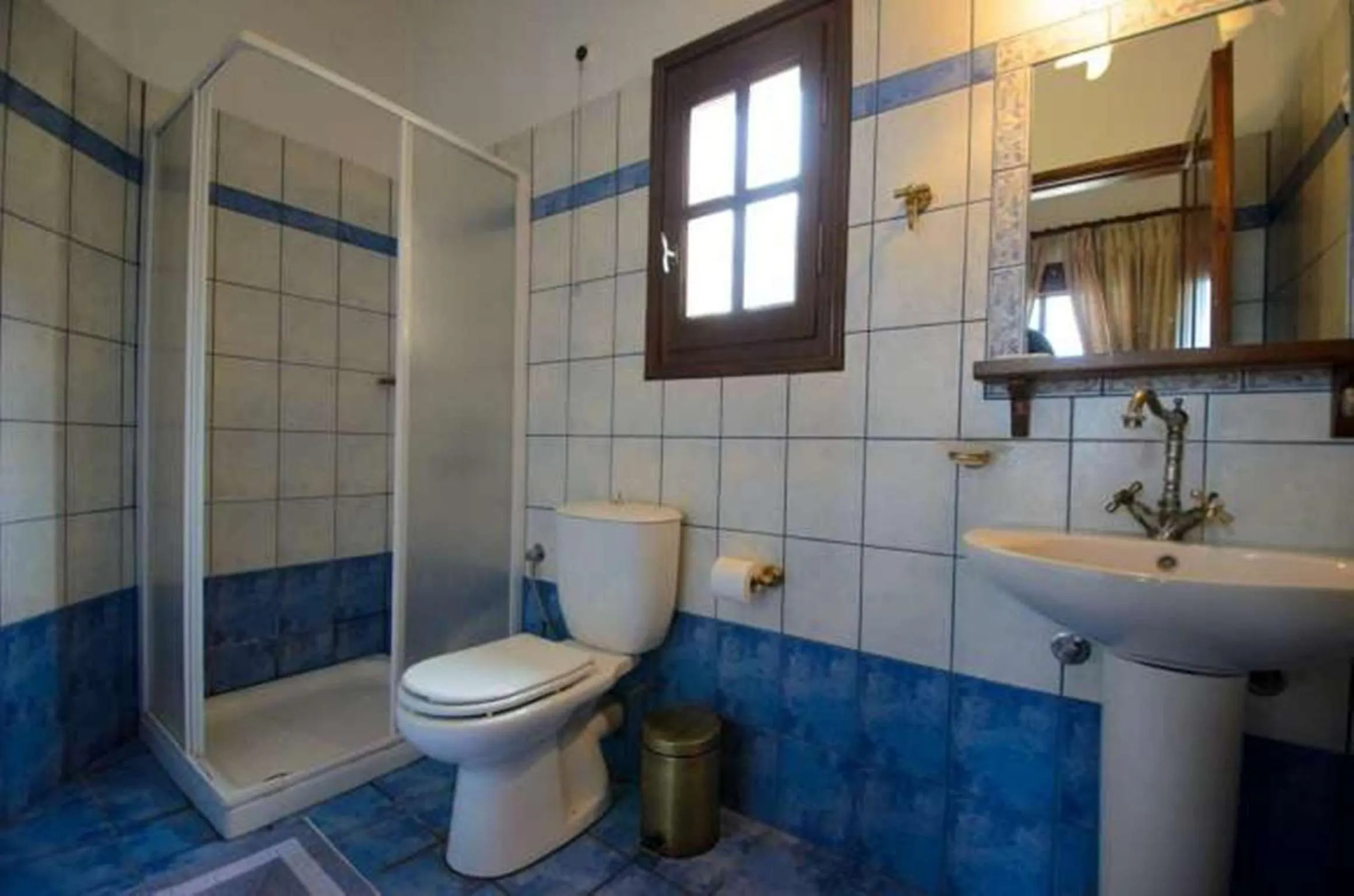 Shower in Hotel Atrapos