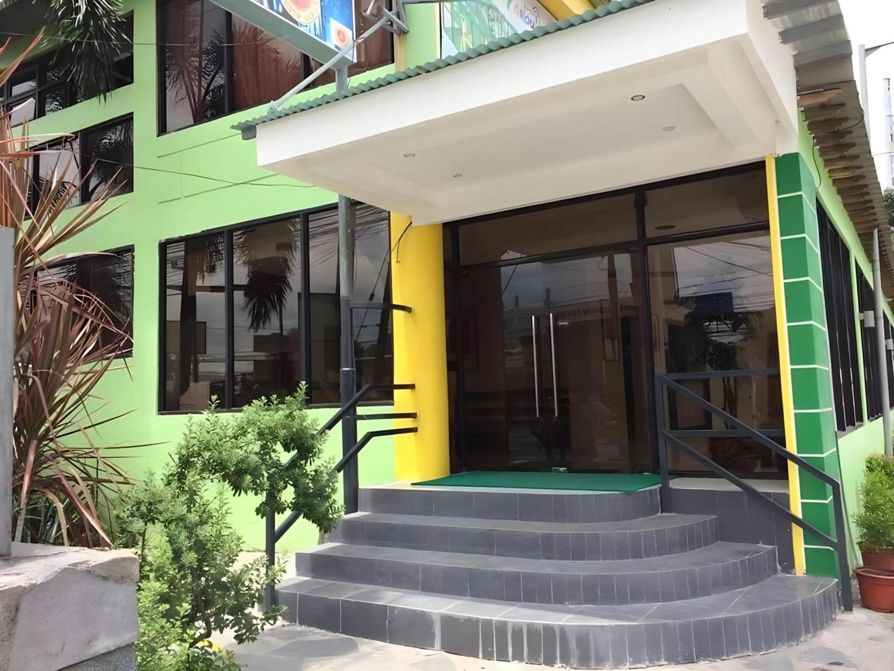 Facade/entrance in OYO 195 Ranchotel - Biñan