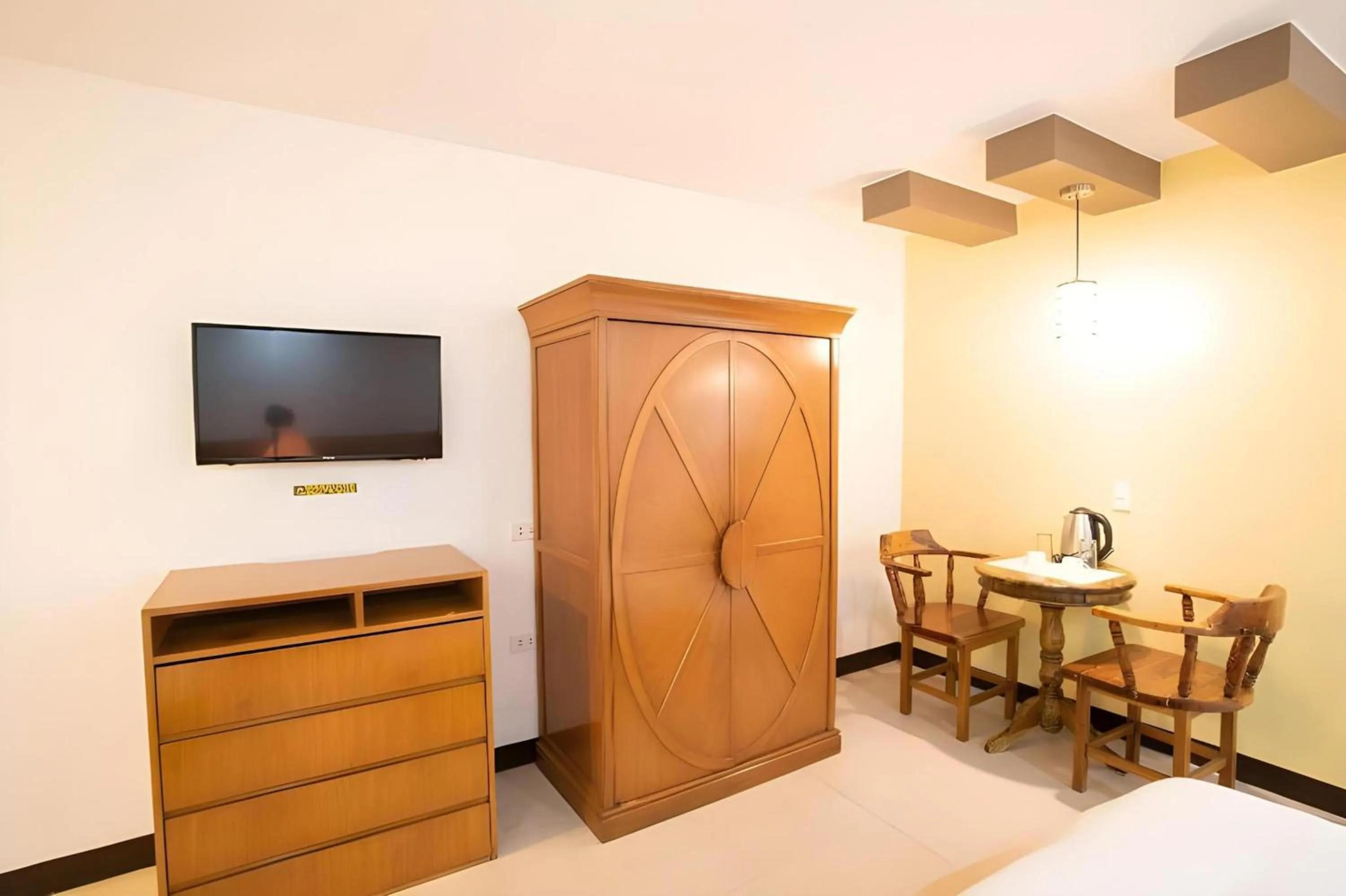 TV and multimedia in OYO 195 Ranchotel - Biñan