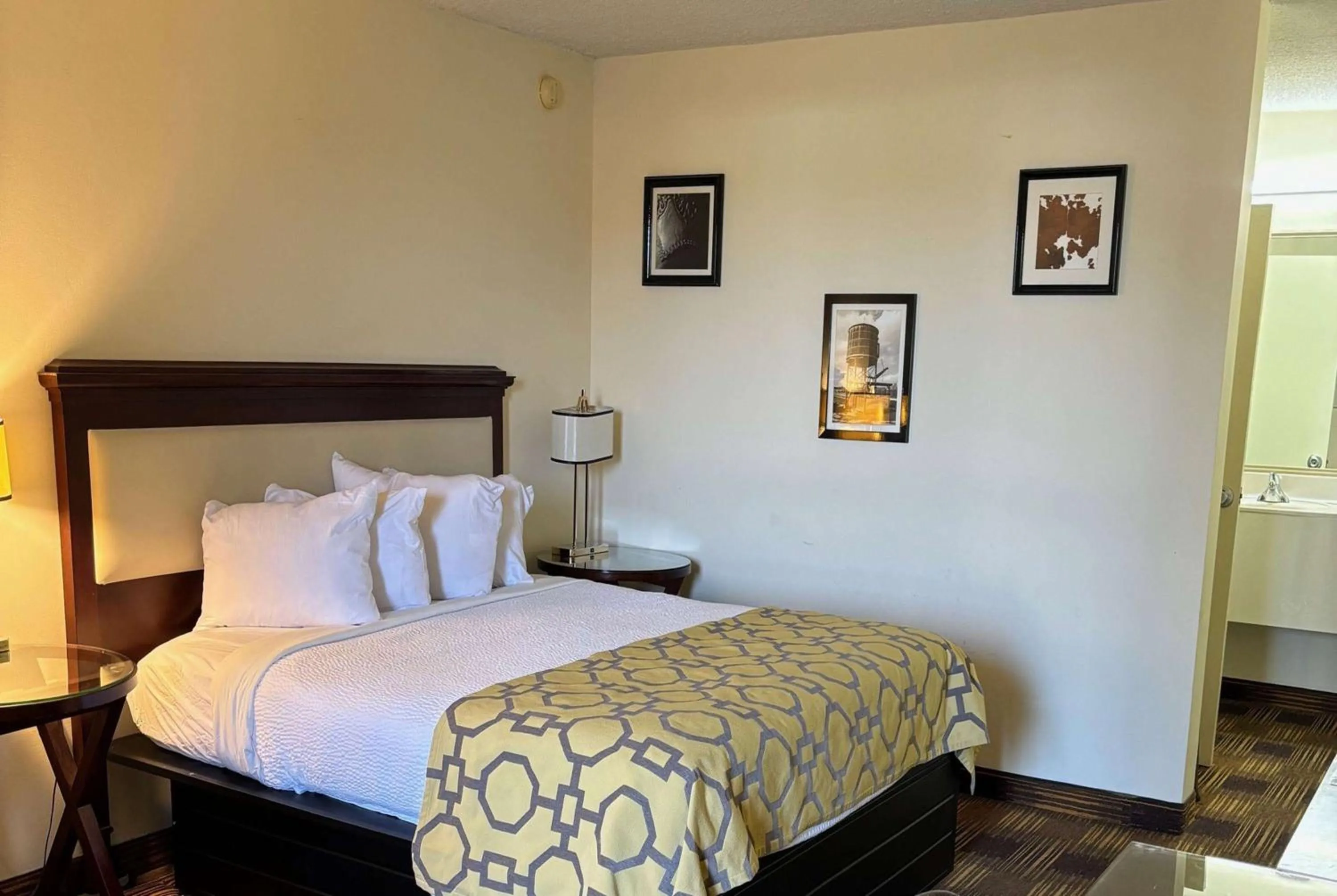 Photo of the whole room, Bed in Baymont by Wyndham Johnson City