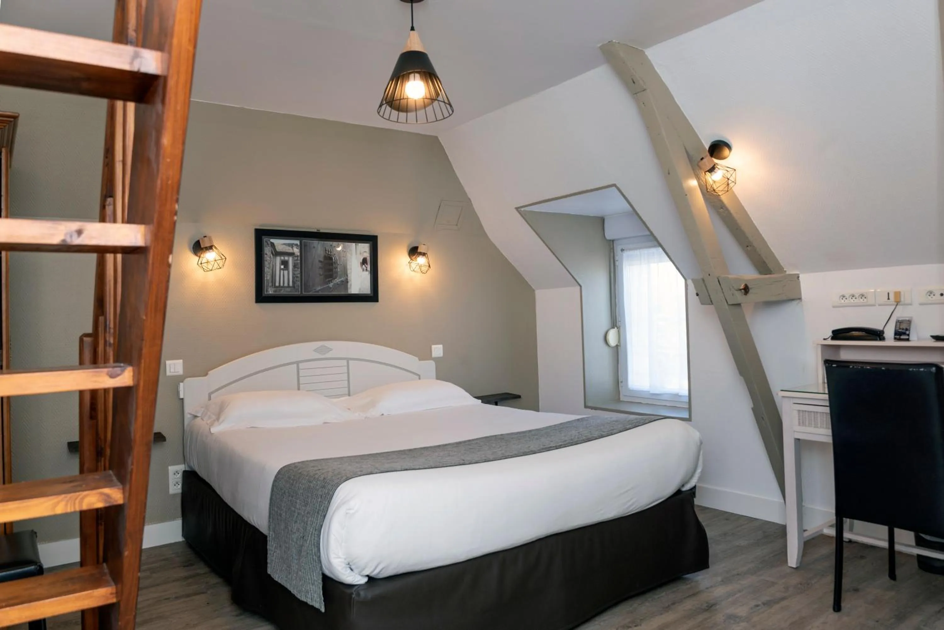 Bed in Les Treize Assiettes - Hôtel & Restaurant