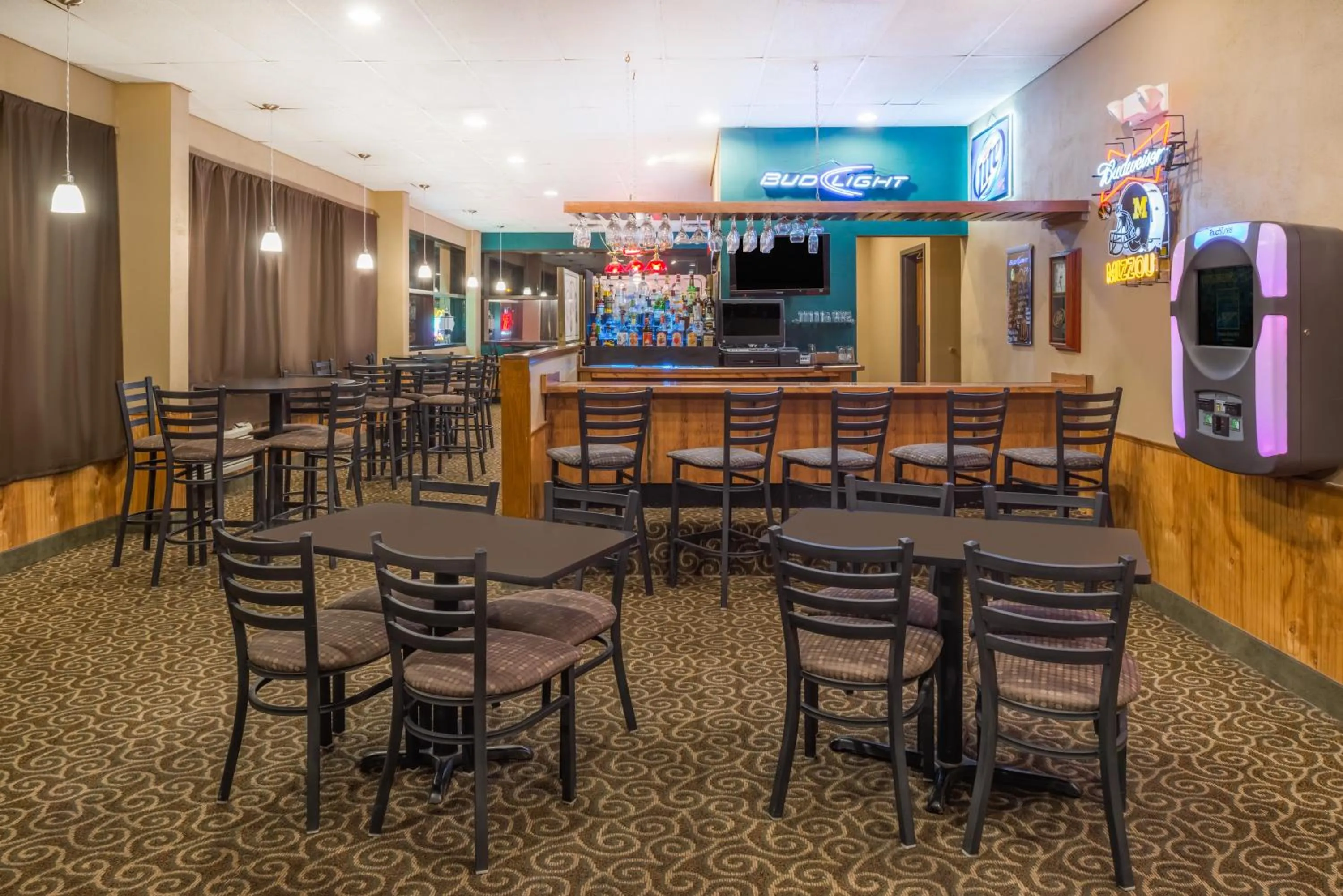 Lounge or bar in Days Inn by Wyndham Kirksville