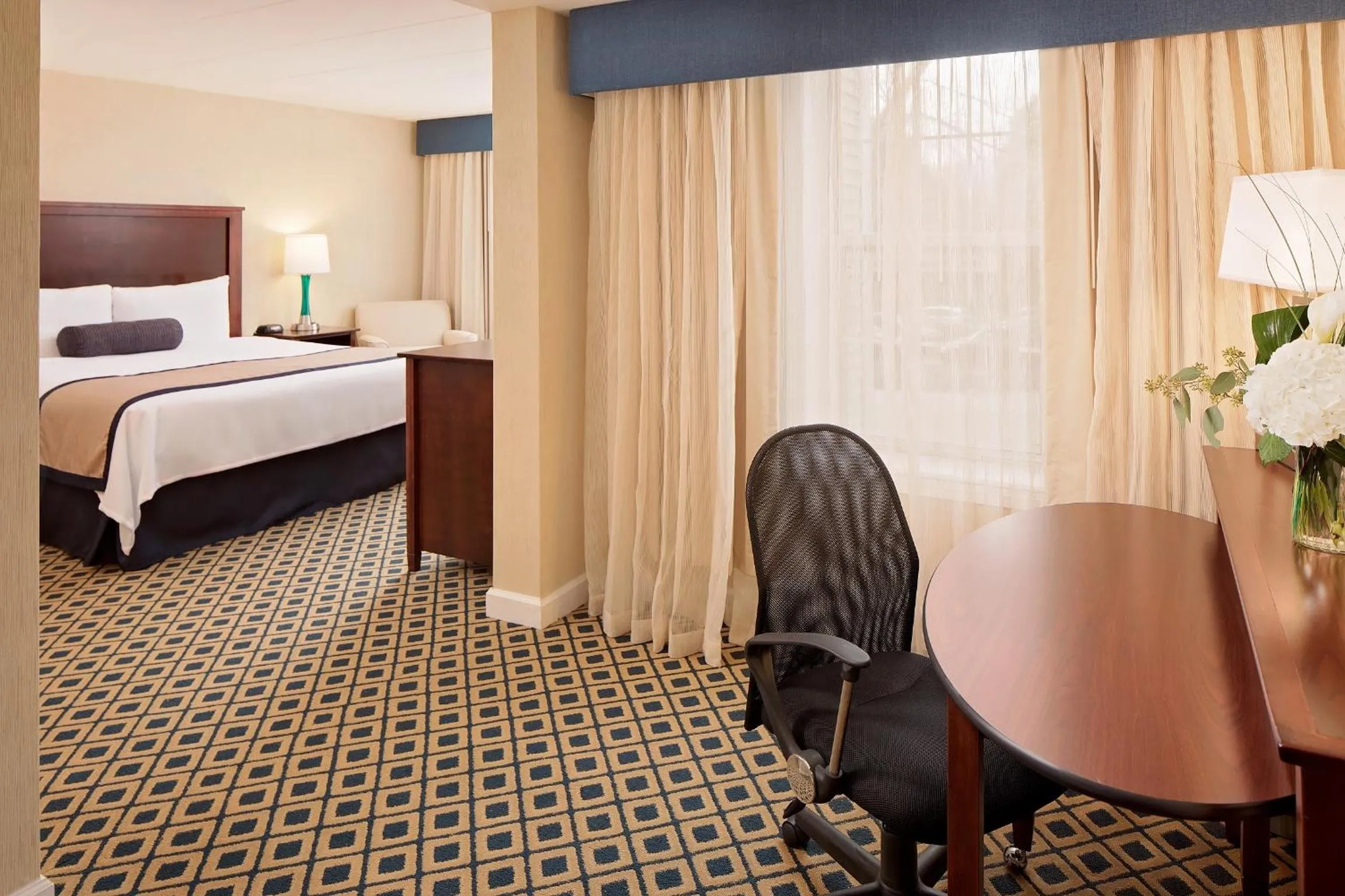 Photo of the whole room, Bed in Westford Regency Inn & Conference Center