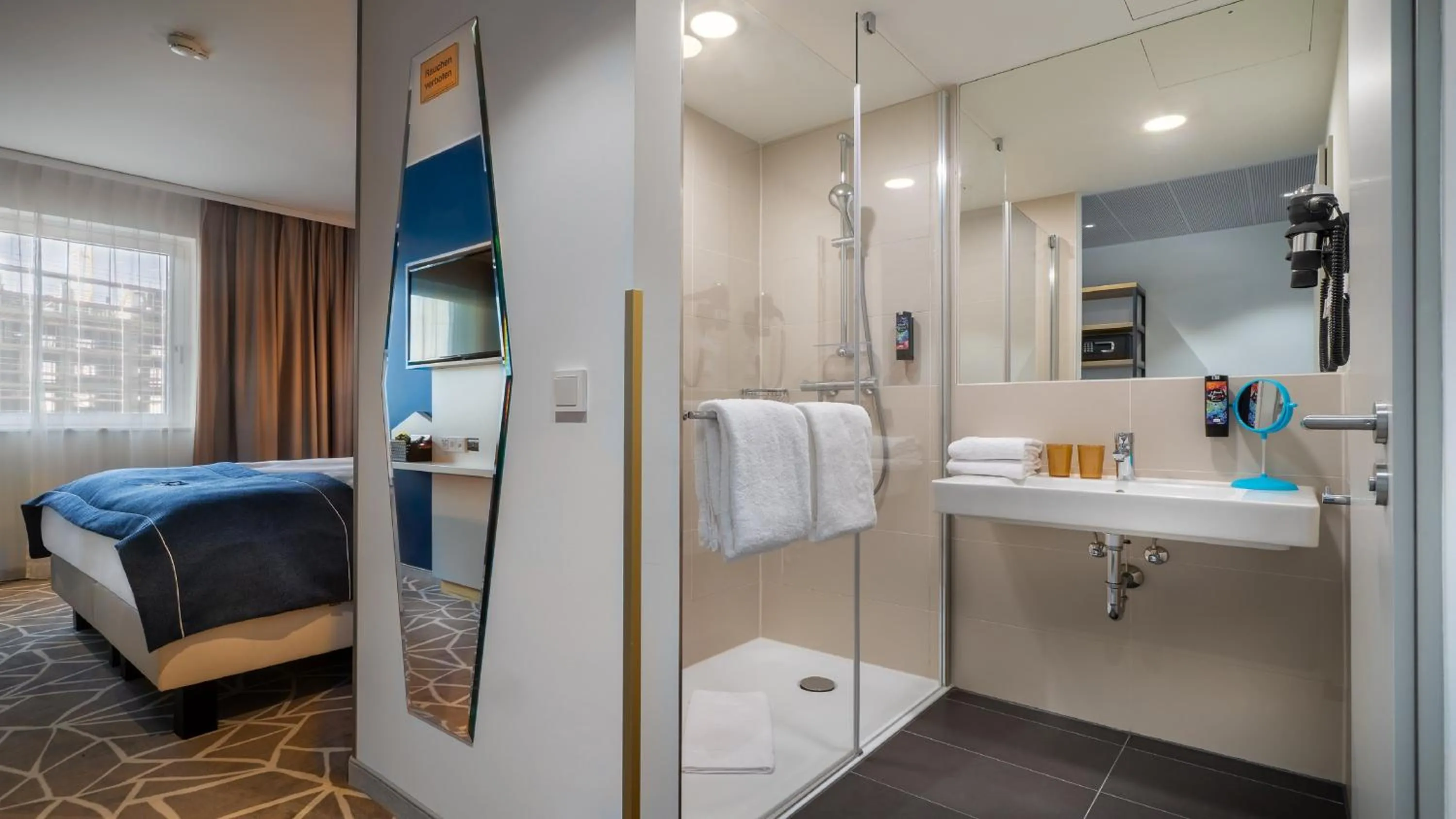 Bathroom, Bed in Holiday Inn - the niu, Ridge Halle Central Station by IHG