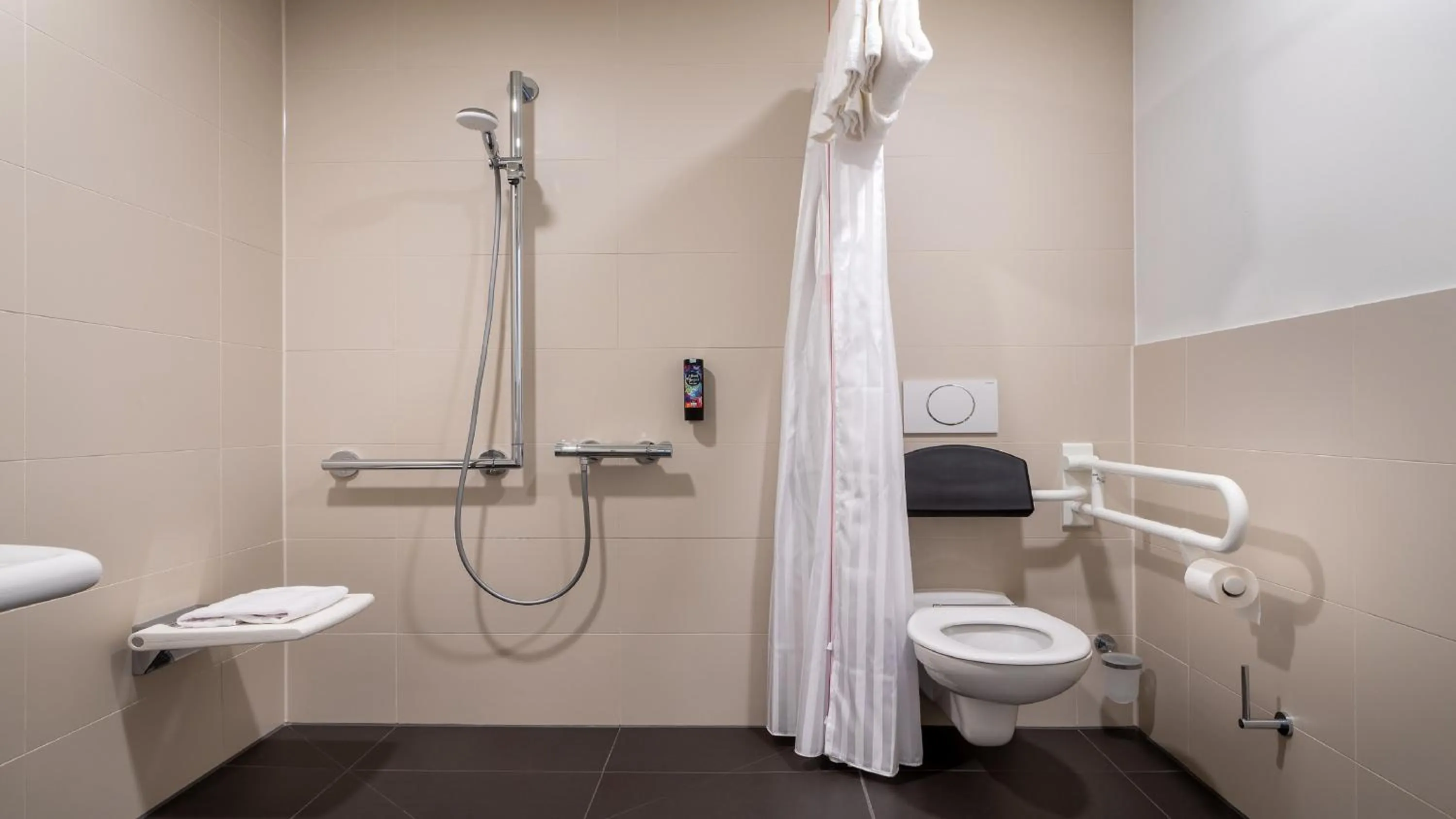 Bathroom in Holiday Inn - the niu, Ridge Halle Central Station by IHG