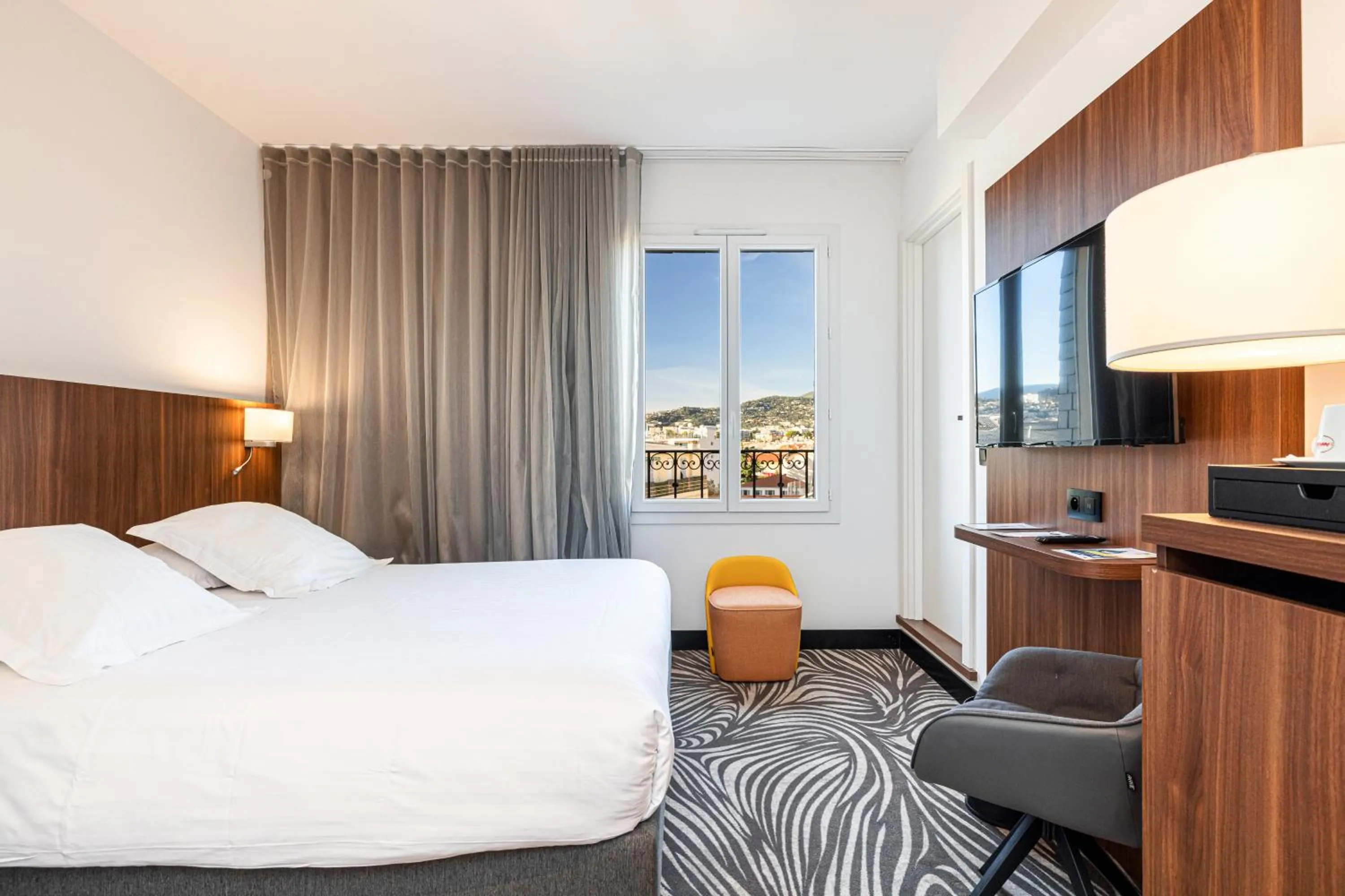 Bedroom, Bed in Hôtel Apollinaire Nice