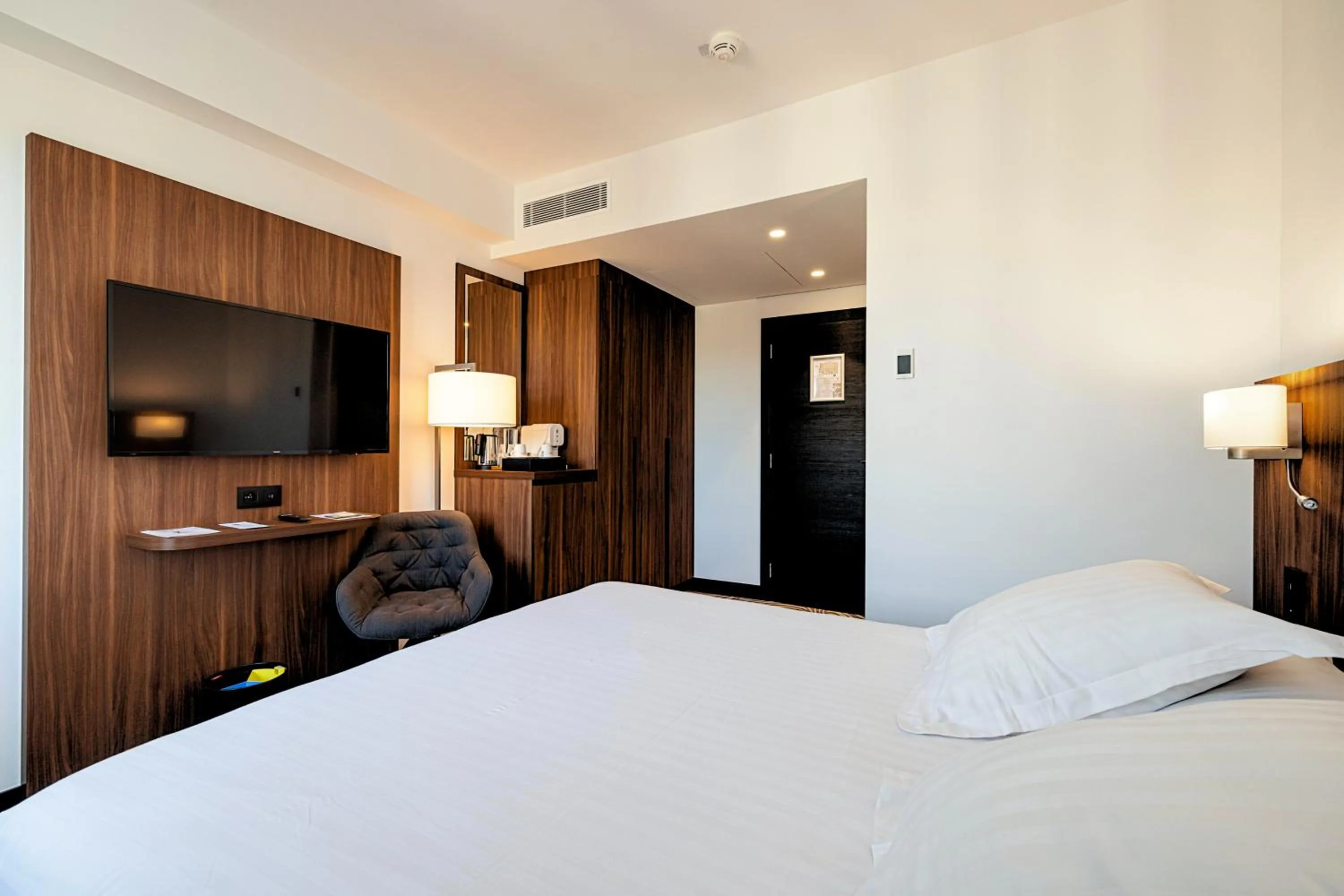 Bedroom, Bed in Hôtel Apollinaire Nice