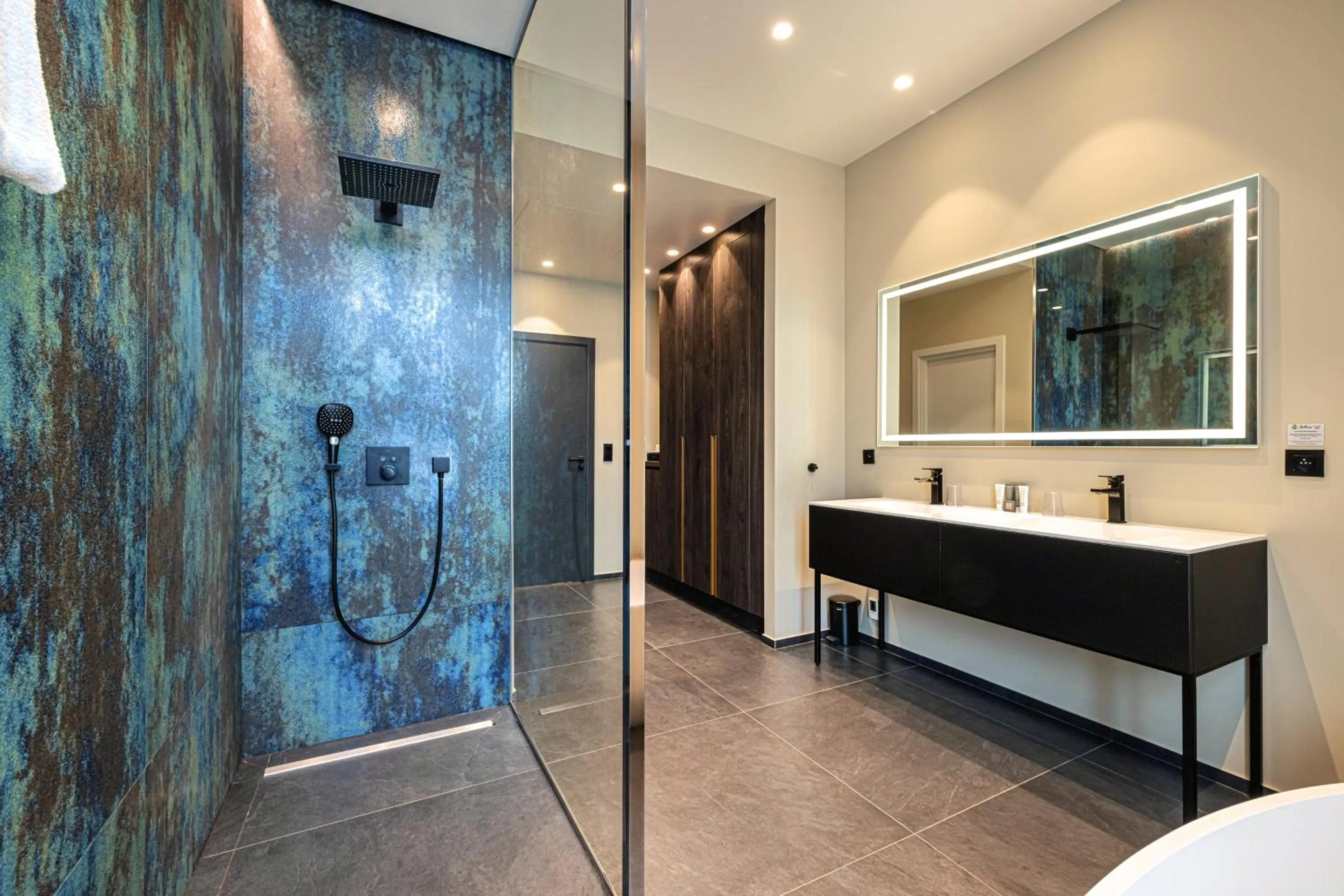 Shower in Hôtel Apollinaire Nice