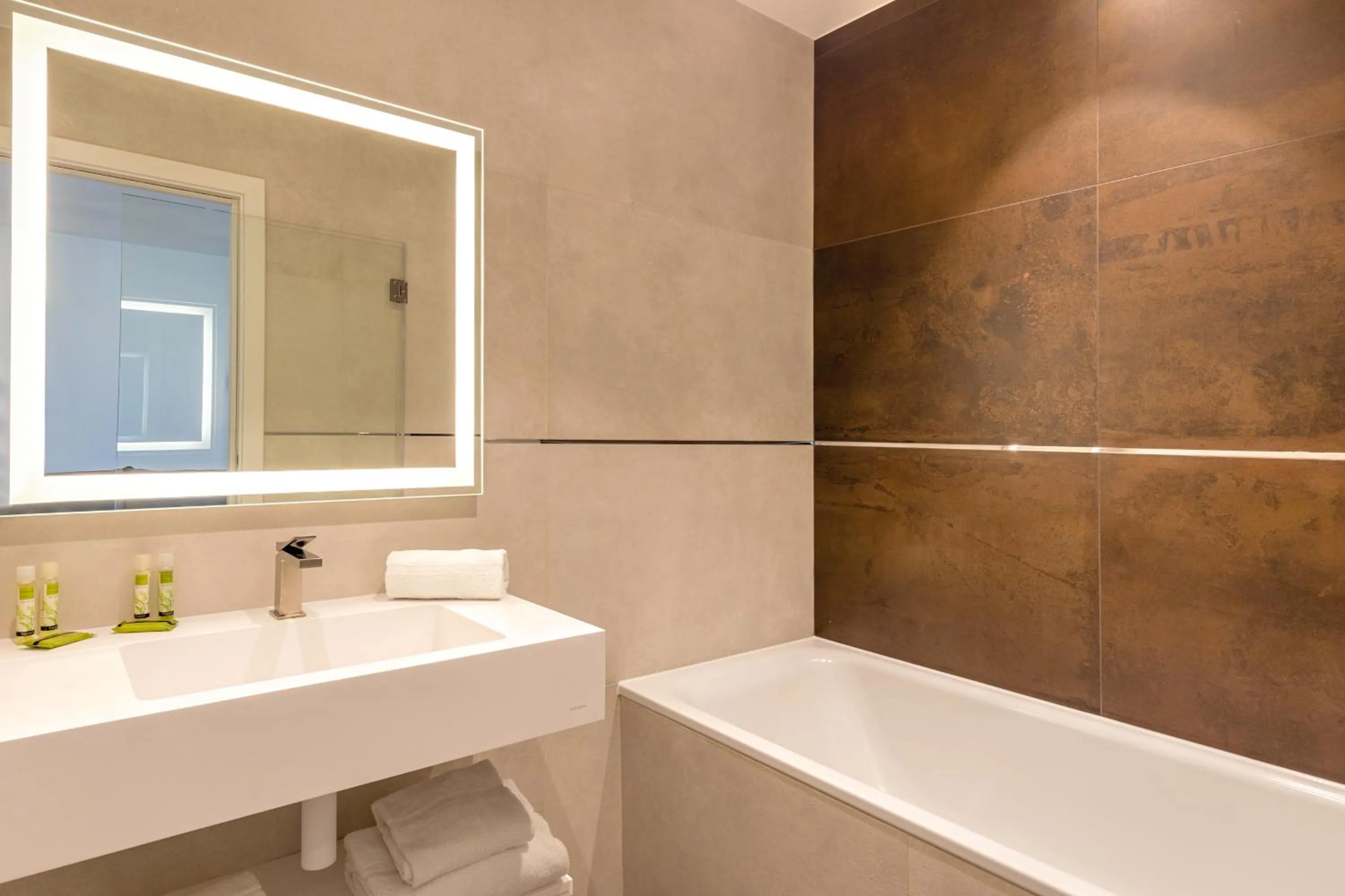 Bath in Hôtel Apollinaire Nice