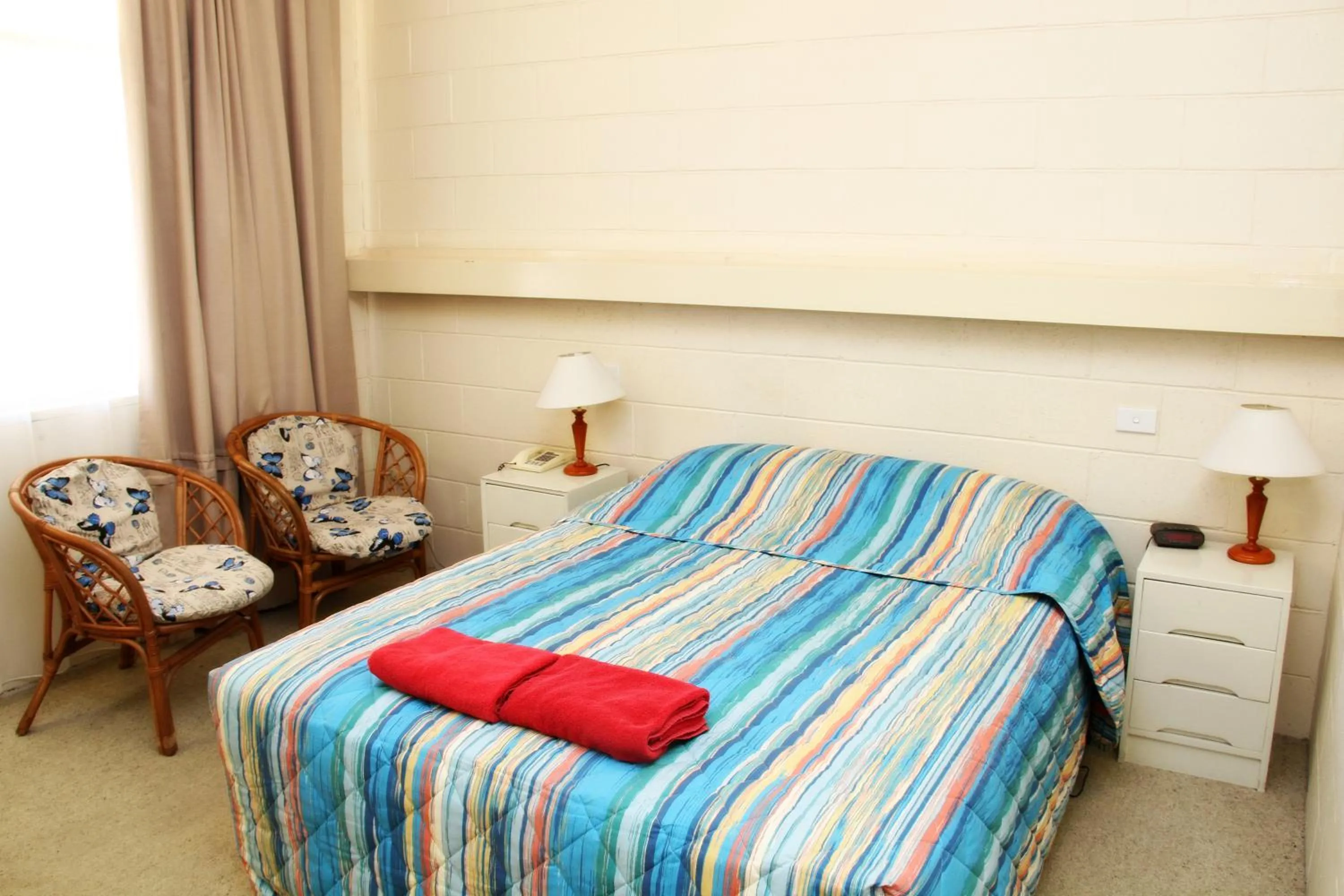 Bed in Renmark Motor Inn