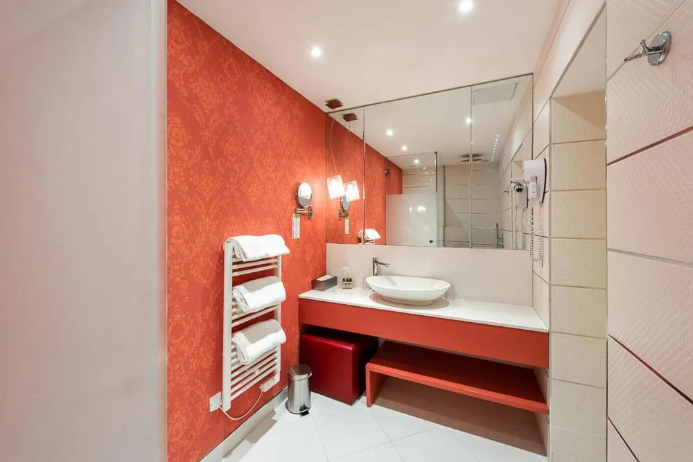 Toilet in Hôtel Château de la Tour