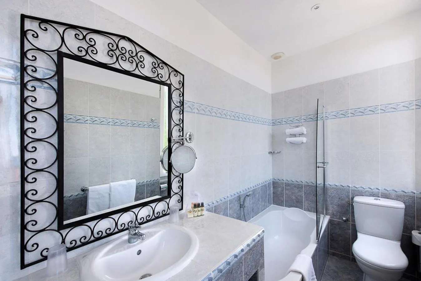 Toilet in Hôtel Château de la Tour Cannes