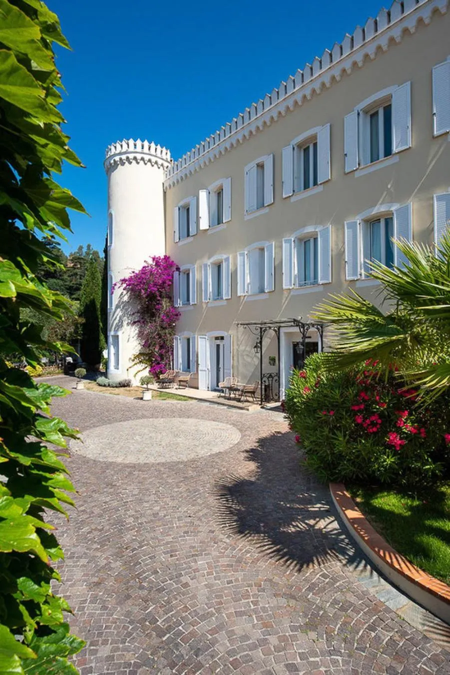 Property building in Hôtel Château de la Tour Cannes