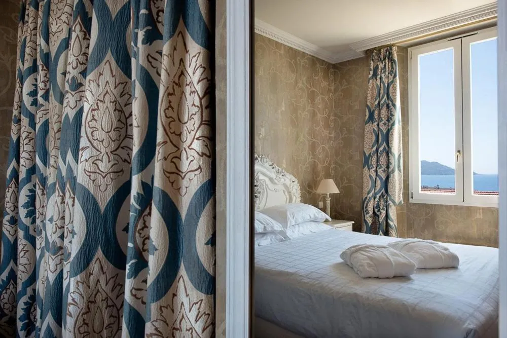 Photo of the whole room in Hôtel Château de la Tour